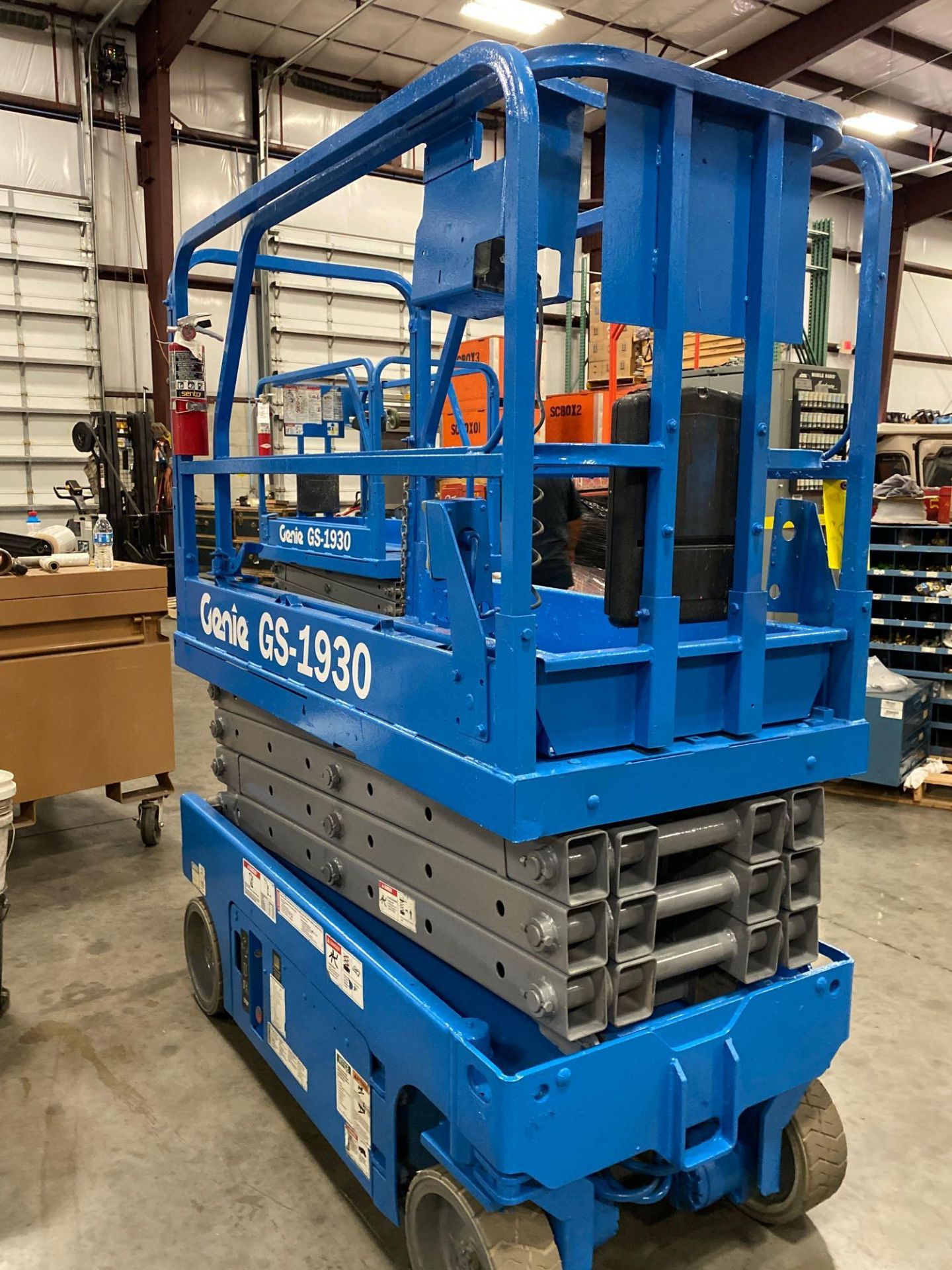 GENIE GS1930 SCISSOR LIFT, SELF PROPELLED, 19' PLATFORM HEIGHT, BUILT IN BATTERY CHARGER, SLIDE OUT - Image 2 of 12