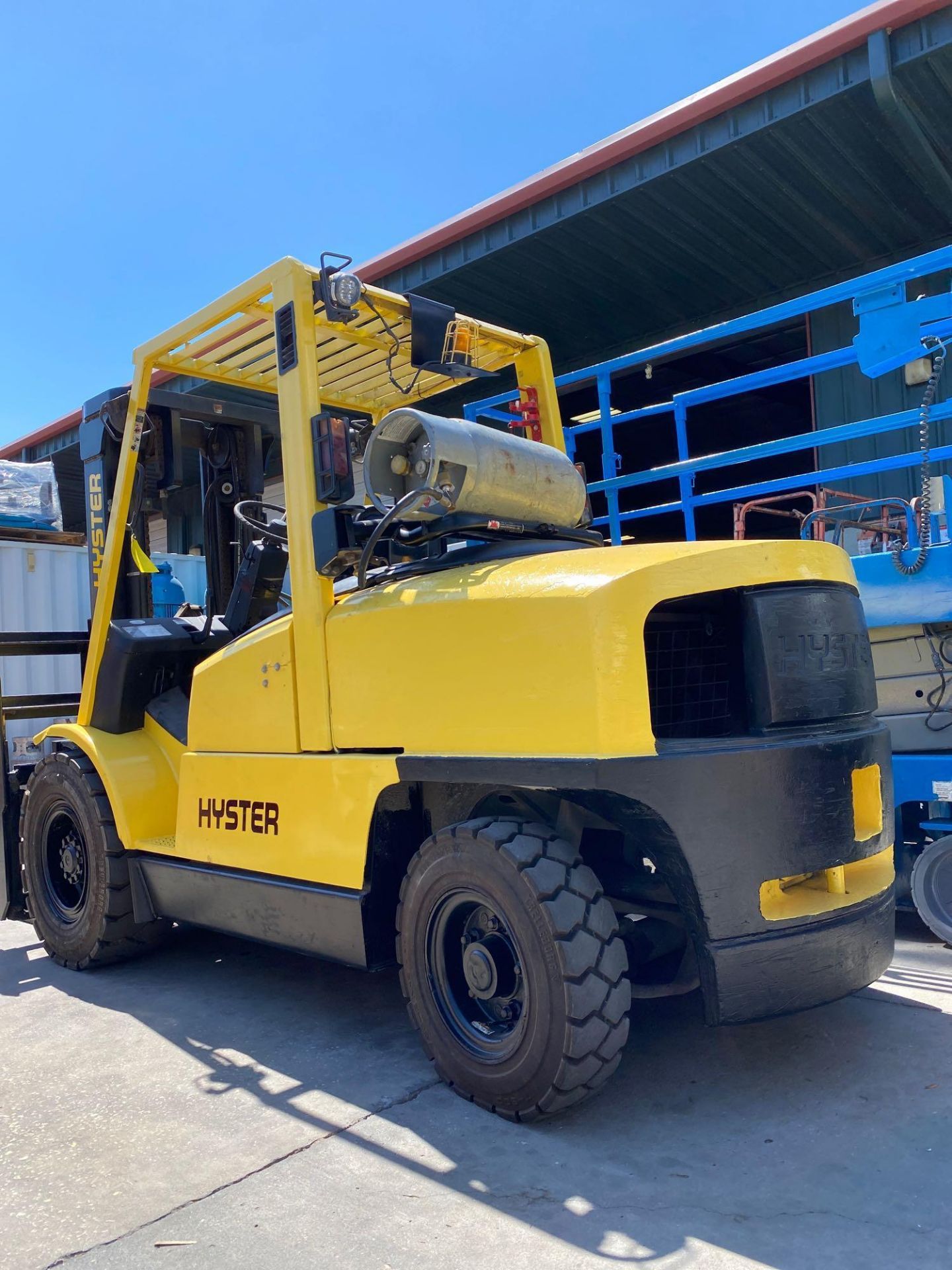 HYSTER 110XM FORKLIFT, LP POWERED, APPROX 11,000LB CAPACITY, TILT, SIDESHIFT, NOISE COMING FROM STAR - Image 2 of 8