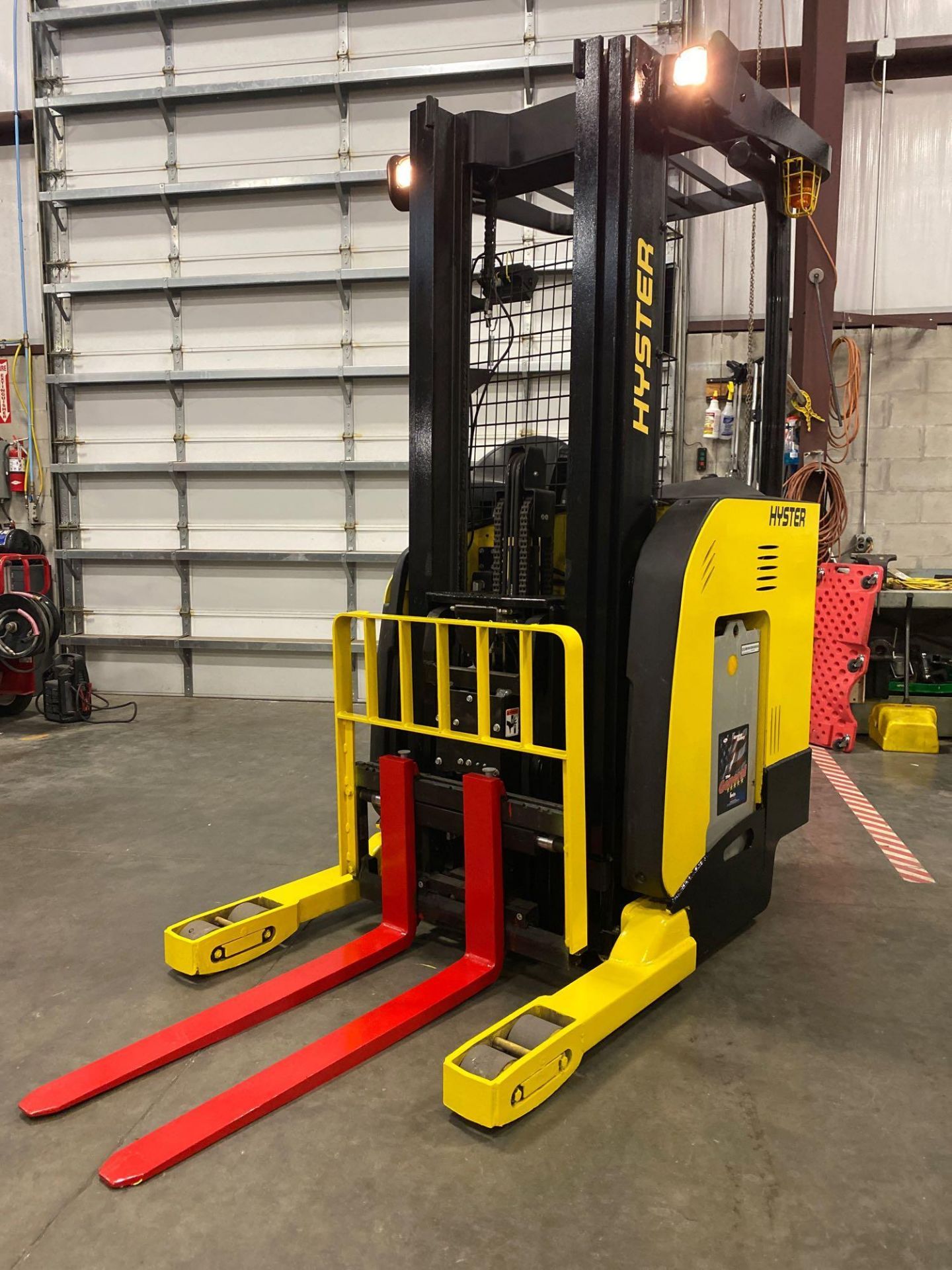 2011 HYSTER N35ZR-14.5 ELECTRIC REACH TRUCK, 3,500 LB CAPACITY, 36V, 212" HEIGHT CAP, ADJUSTABLE BAC - Image 3 of 9