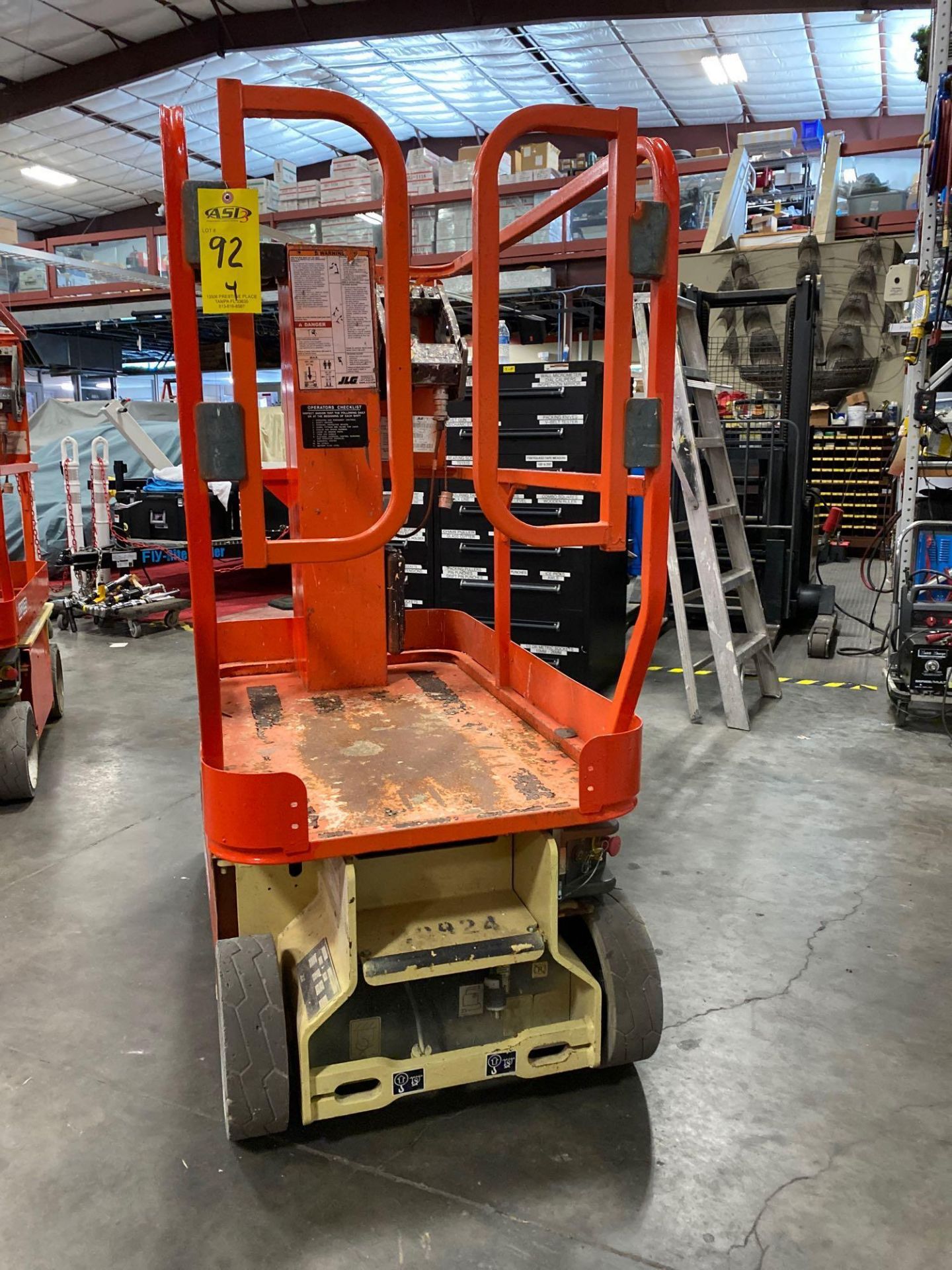 JLG 1230 ES ELECTRIC MAN LIFT, SELF PROPELLED, BUILT IN BATTERY CHARGER, 12' PLATFORM HEIGHT, APPROX - Image 2 of 6