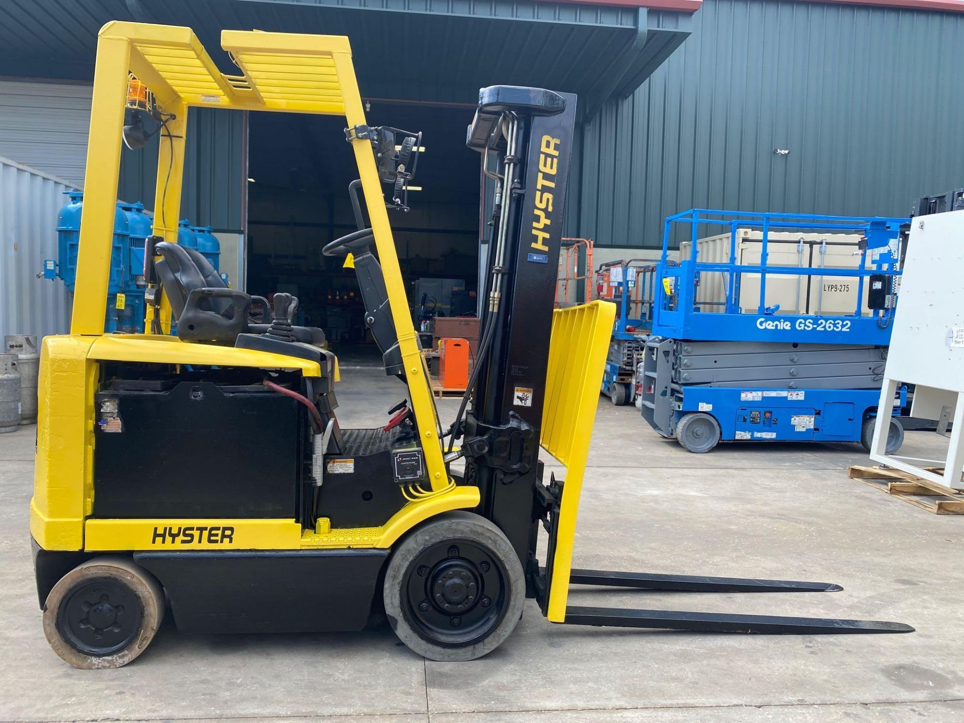 HYSTER ELECTRIC FORKLIFT MODEL E50Z-27, APPROX 5,000 LB CAPACITY, 129.9" HEIGHT CAP, TILT, SIDE SHIF - Image 5 of 8