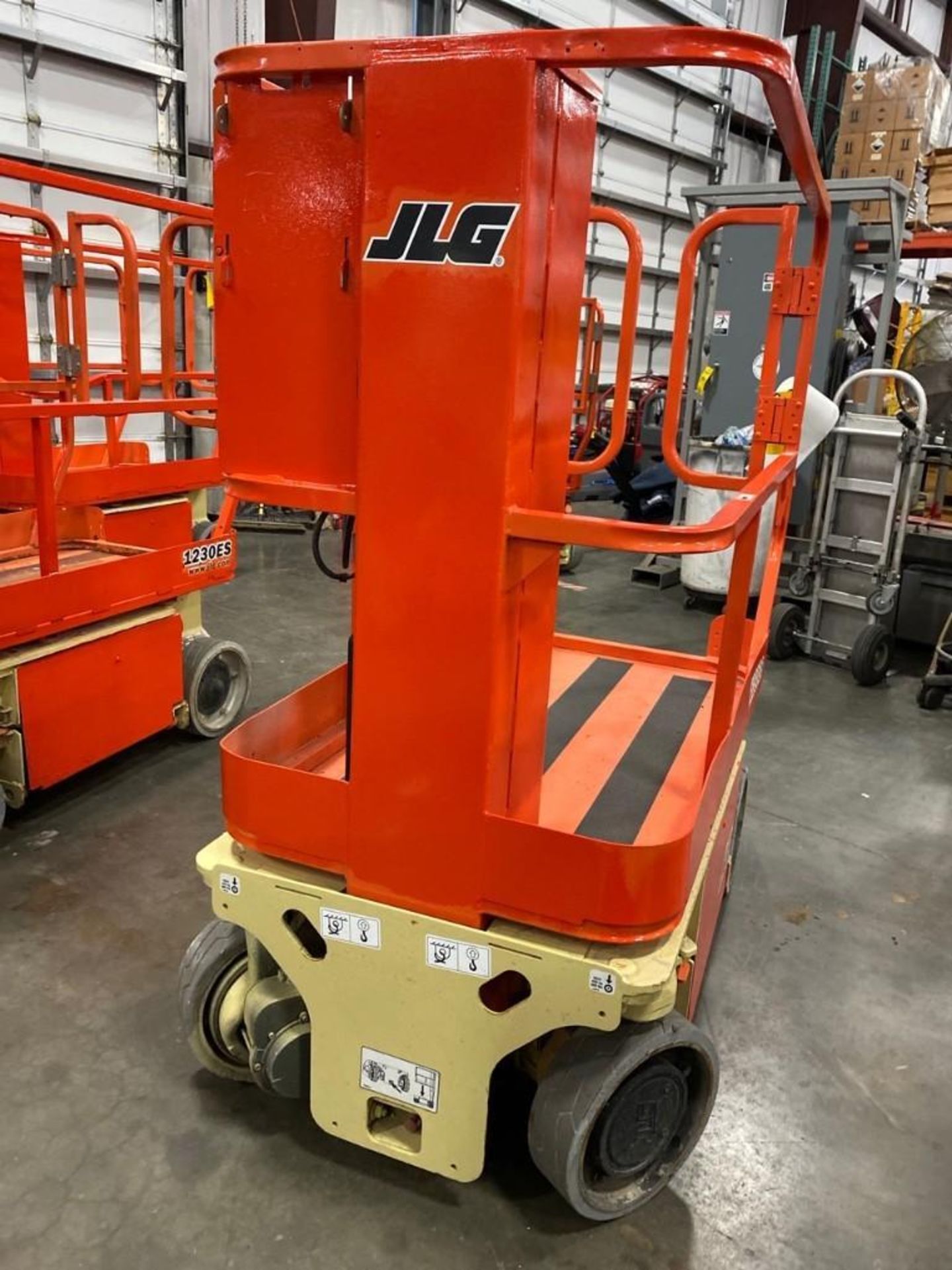 JLG 1230 ES ELECTRIC MAN LIFT, SELF PROPELLED, BUILT IN BATTERY CHARGER, 12' PLATFORM HEIGHT, APPROX - Image 5 of 7
