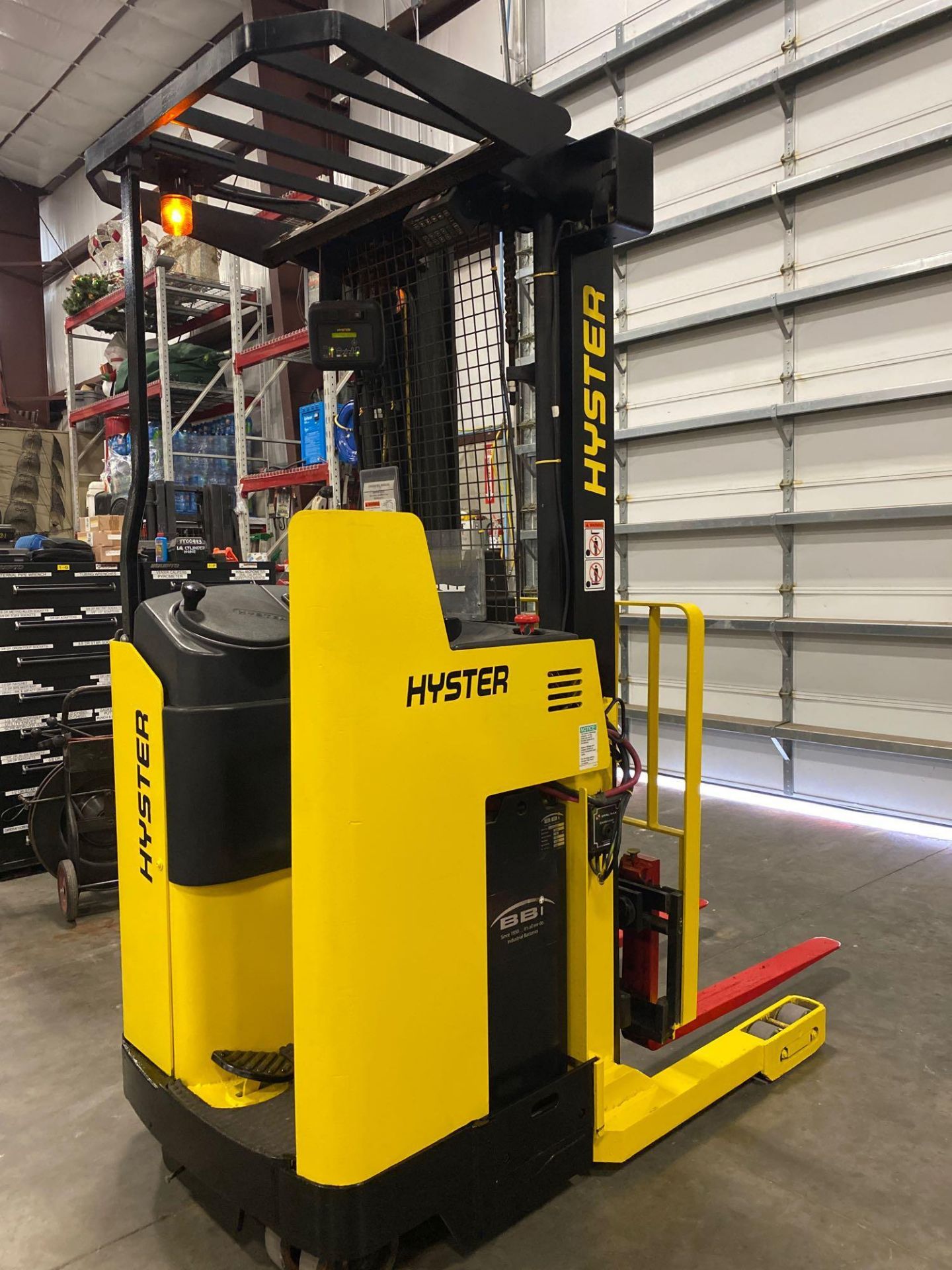 HYSTER ELECTRIC FORKLIFT MODEL N30XMR3, 3,000 LB CAPACITY, 212" HEIGHT CAPACITY, REACH, TILT, 24V, R - Image 4 of 11