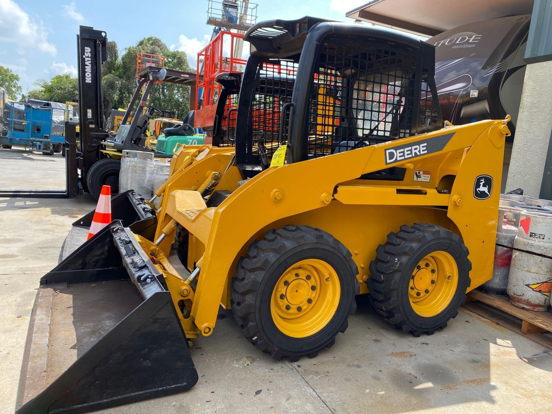 JOHN DEERE DIESEL SKID STEER WITH BUCKET ATTACHMENT, RUNS & OPERATES