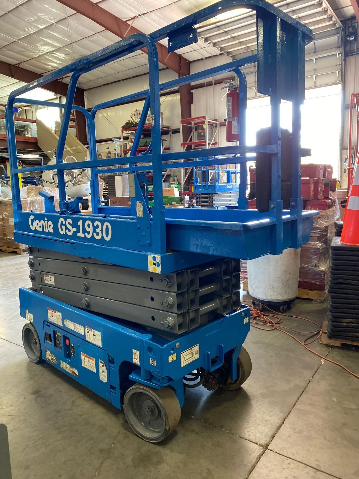 2014 GENIE GS-1930 ELECTRIC SCISSOR LIFT, 19' PLATFORM HEIGHT, BUILT IN BATTERY CHARGER - Image 8 of 10