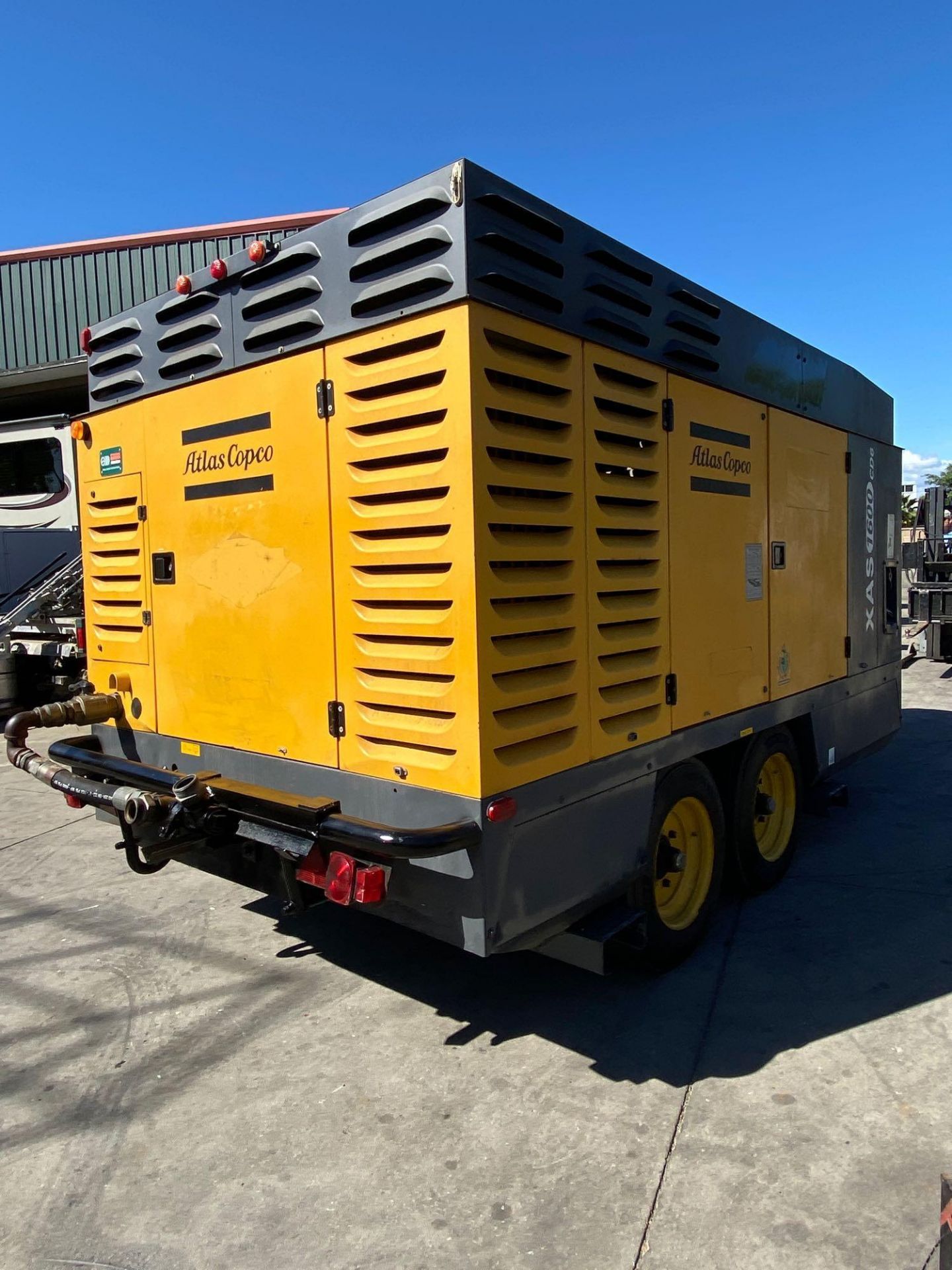 2008/2009 ATLAS COPCO XAS1600CD6 TOW BEHIND AIR COMPRESSOR, CATERPILLAR DIESEL, RUNS AND OPERATES - Image 4 of 14