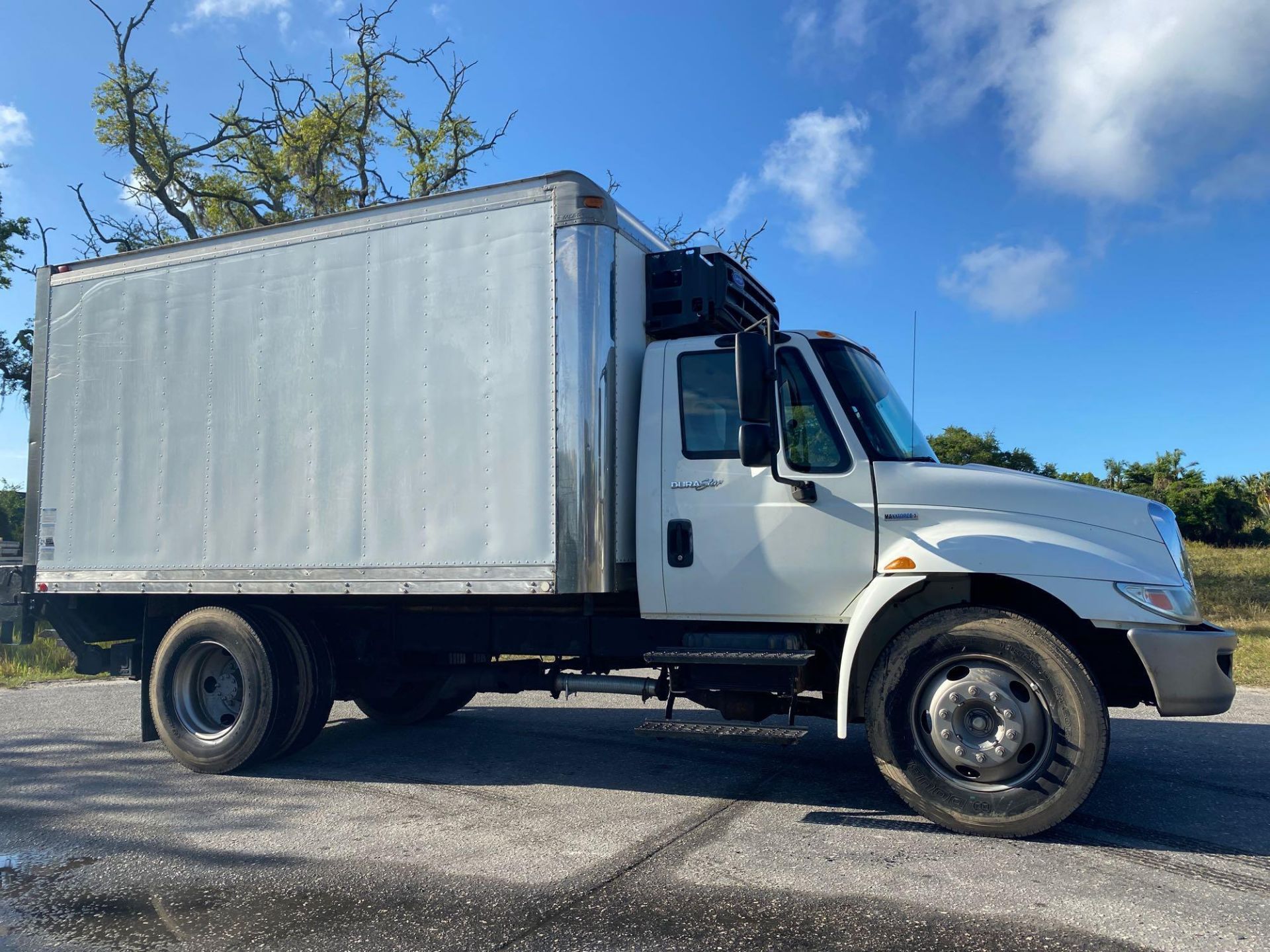 2008 INTERNATIONAL REEFER BOX TRUCK, HYDRAULIC LIFT GATE, DIESEL, AUTOMATIC TRANSMISSION - Image 2 of 21