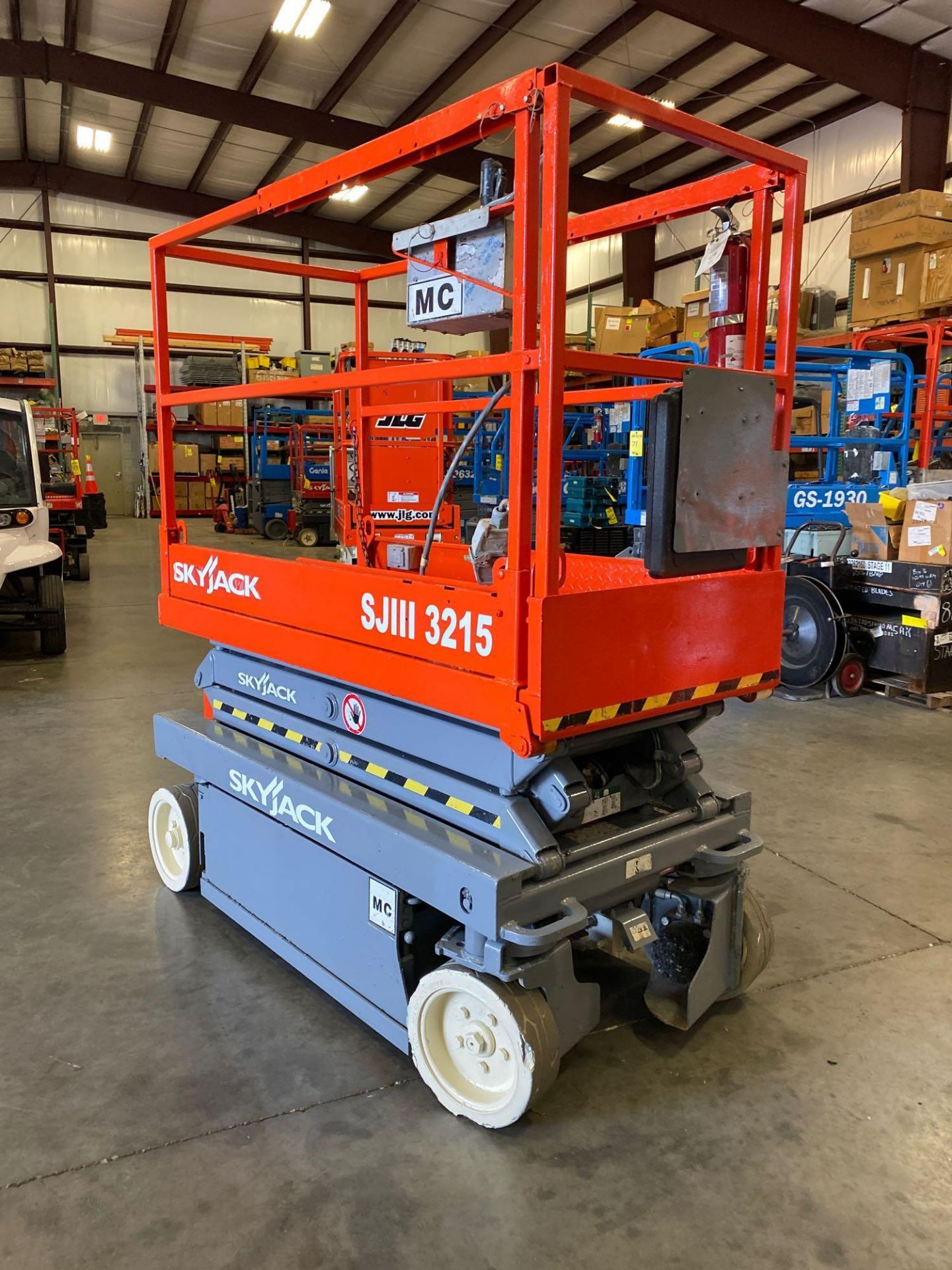 2015 SKYJACK SJIII3215 SCISSOR LIFT, BUILT IN BATTERY CHARGER, RUNS AND OPERATES