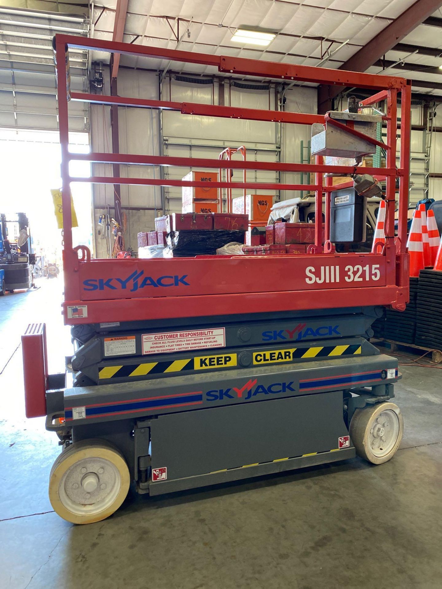 SKYJACK SJIII 3215 ELECTRIC SCISSOR LIFT, SELF PROPELLED, BUILT IN BATTERY CHARGER, 15' PLATFORM HEI - Image 5 of 7