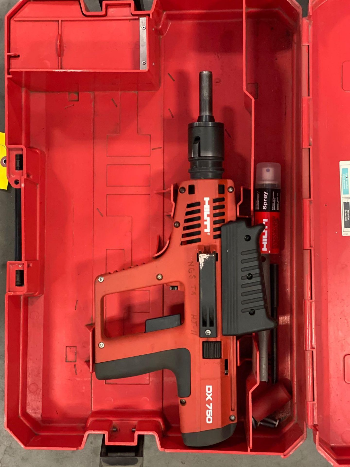 HILTI DX 750 POWDER ACTUATED NAILER - Image 2 of 2