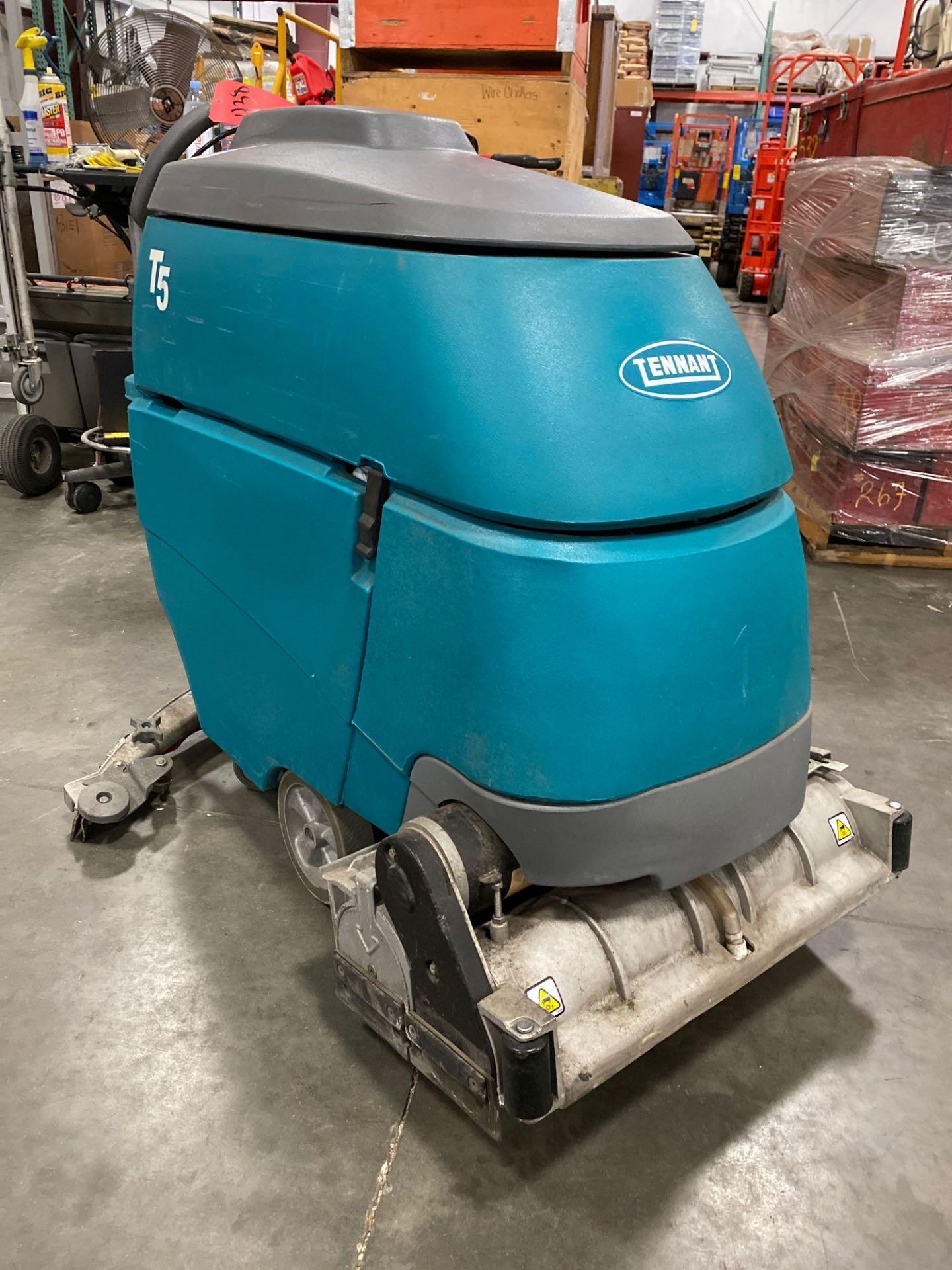 TENNANT T5 FLOOR SCRUBBER, BUILT IN BATTERY CHARGER, RUNS & OPERATES - Image 7 of 22