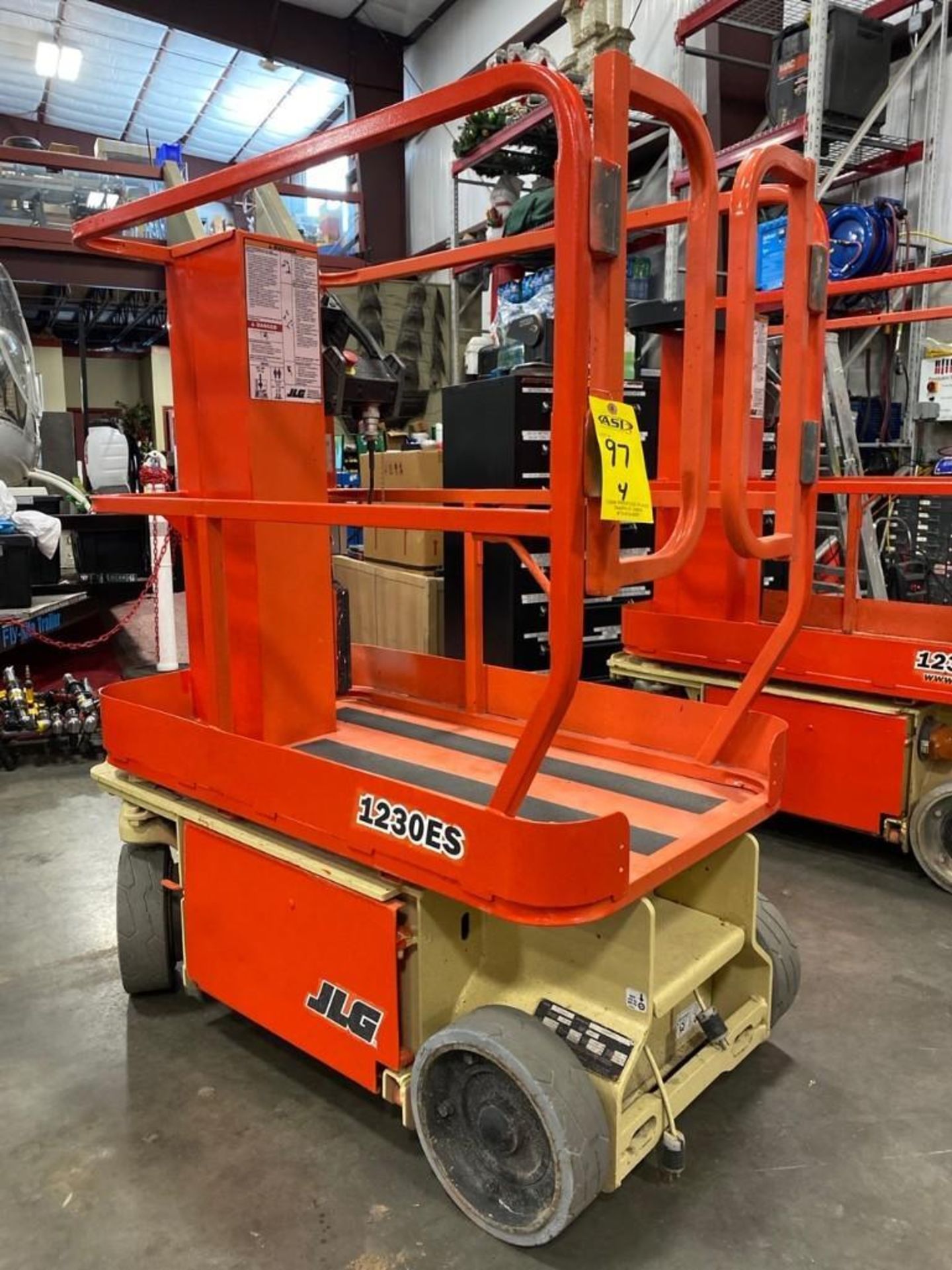 JLG 1230 ES ELECTRIC MAN LIFT, SELF PROPELLED, BUILT IN BATTERY CHARGER, 12' PLATFORM HEIGHT, APPROX - Image 2 of 7