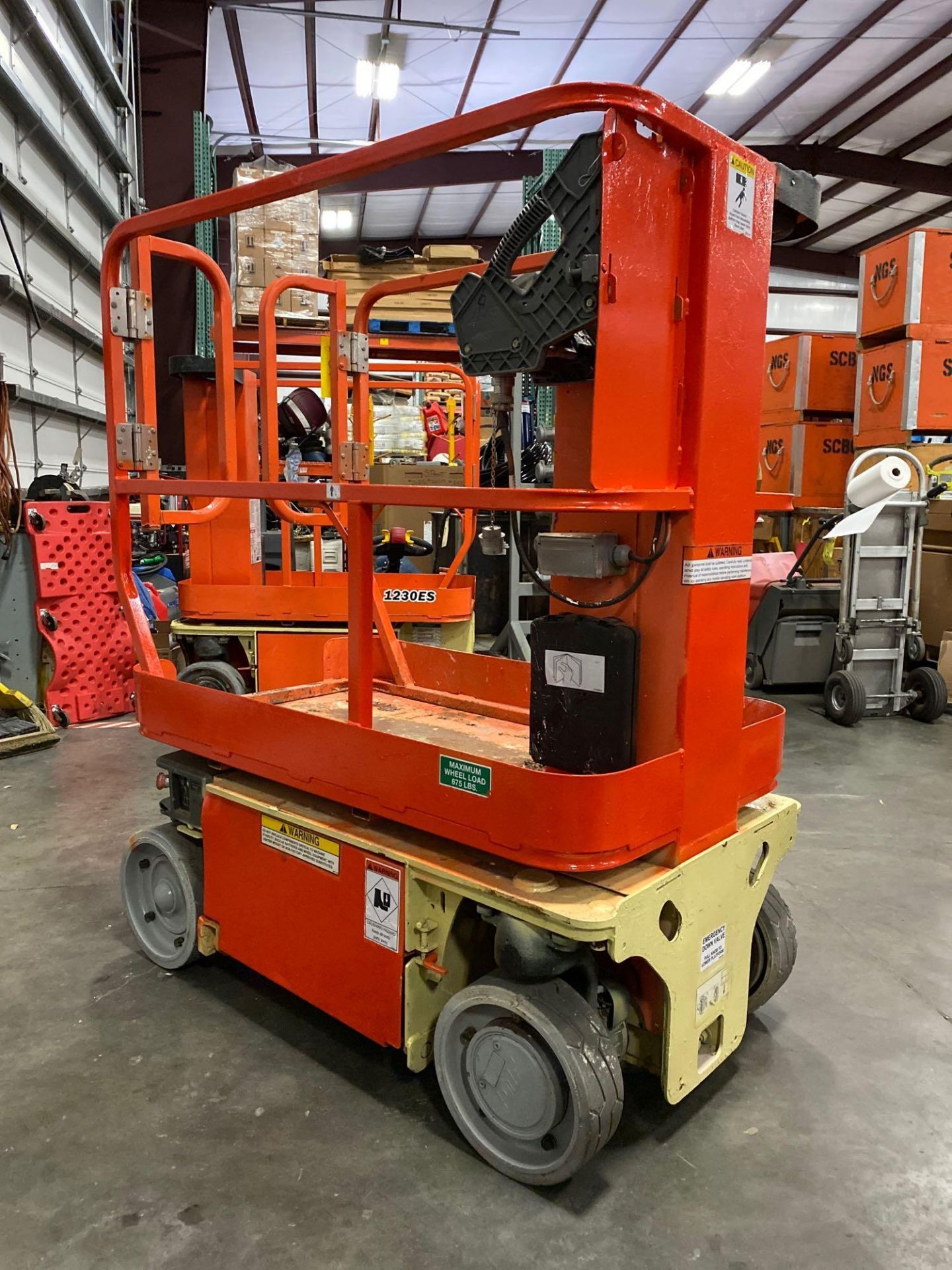 JLG 1230 ES ELECTRIC MAN LIFT, SELF PROPELLED, BUILT IN BATTERY CHARGER, 12' PLATFORM HEIGHT, APPROX - Image 4 of 6