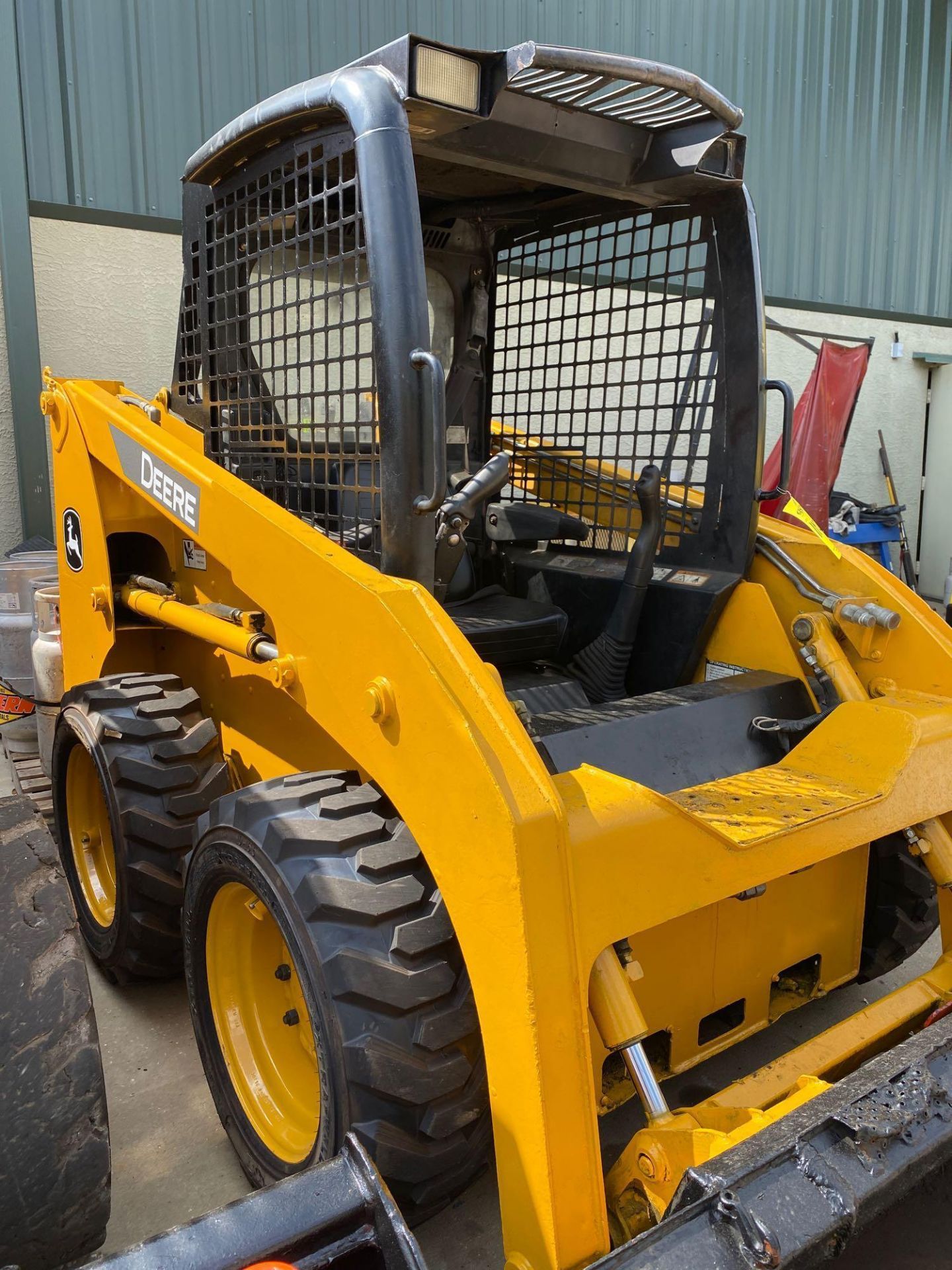 JOHN DEERE DIESEL SKID STEER WITH BUCKET ATTACHMENT, RUNS & OPERATES - Image 4 of 8