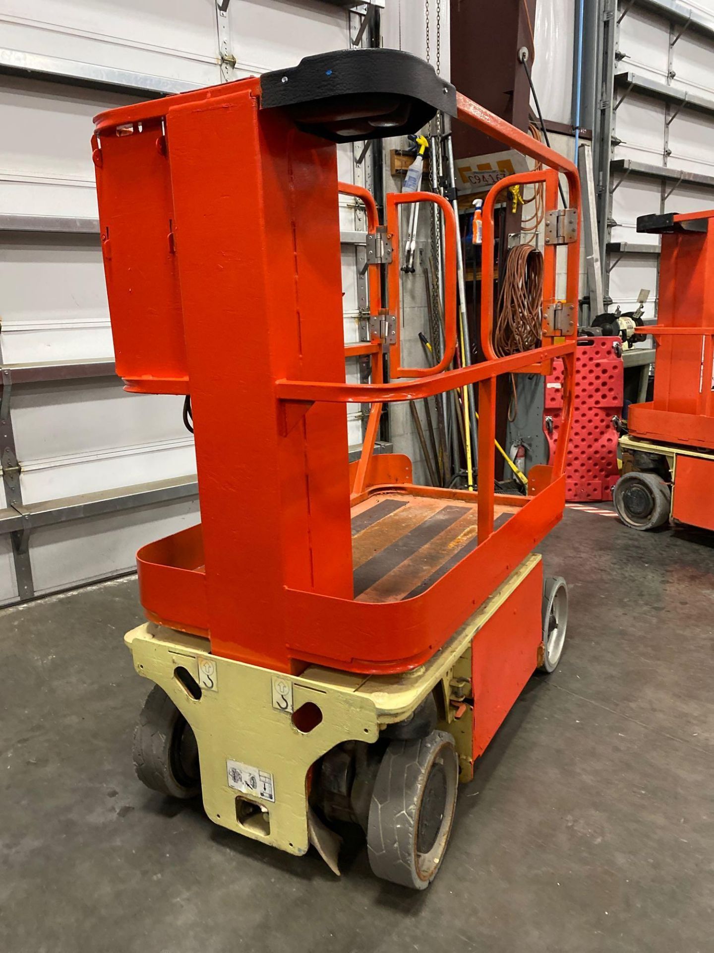 JLG 1230 ES ELECTRIC MAN LIFT, SELF PROPELLED, BUILT IN BATTERY CHARGER, 12' PLATFORM HEIGHT, APPROX - Image 3 of 3