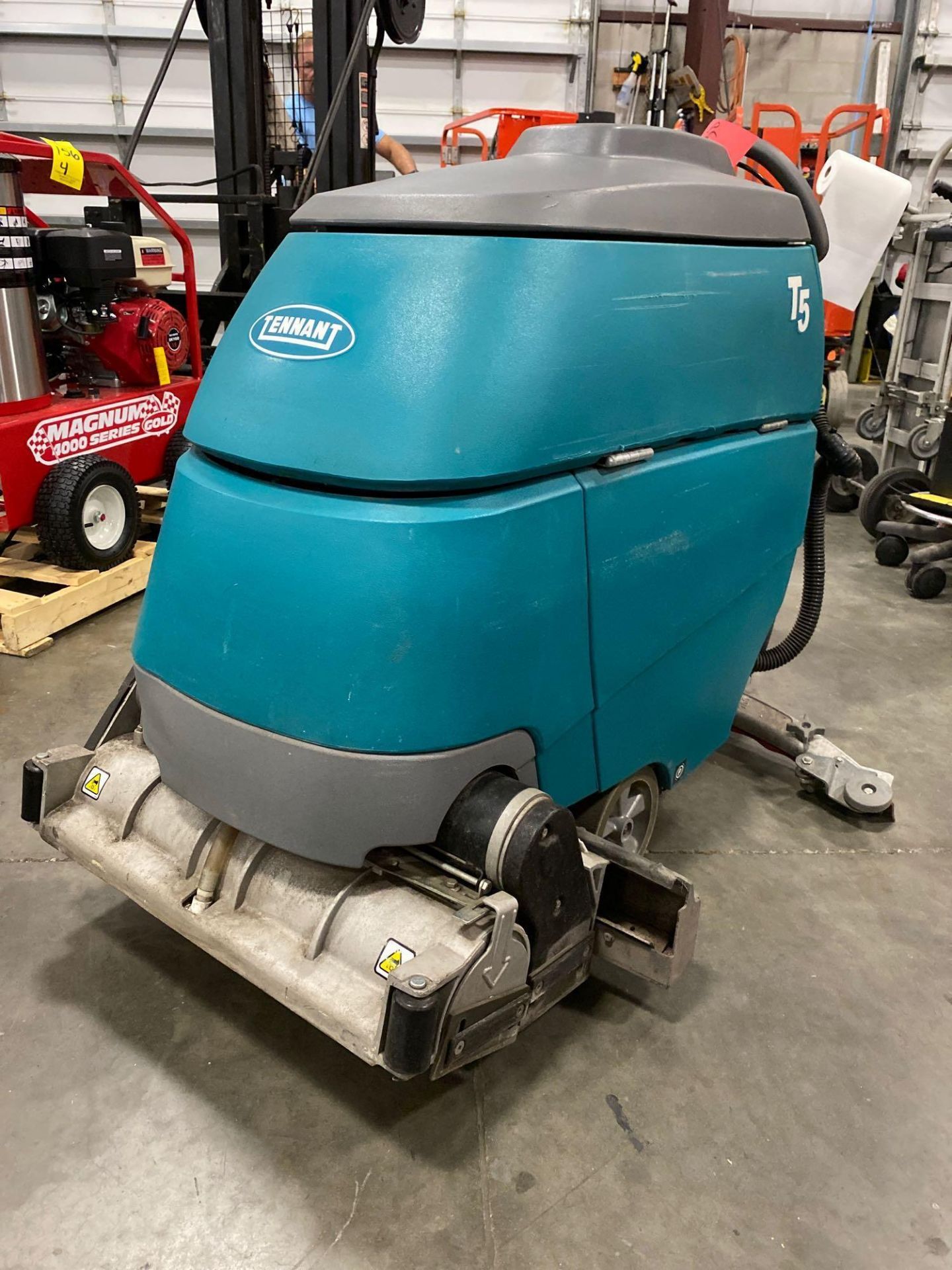TENNANT T5 FLOOR SCRUBBER, BUILT IN BATTERY CHARGER, RUNS & OPERATES - Image 6 of 22
