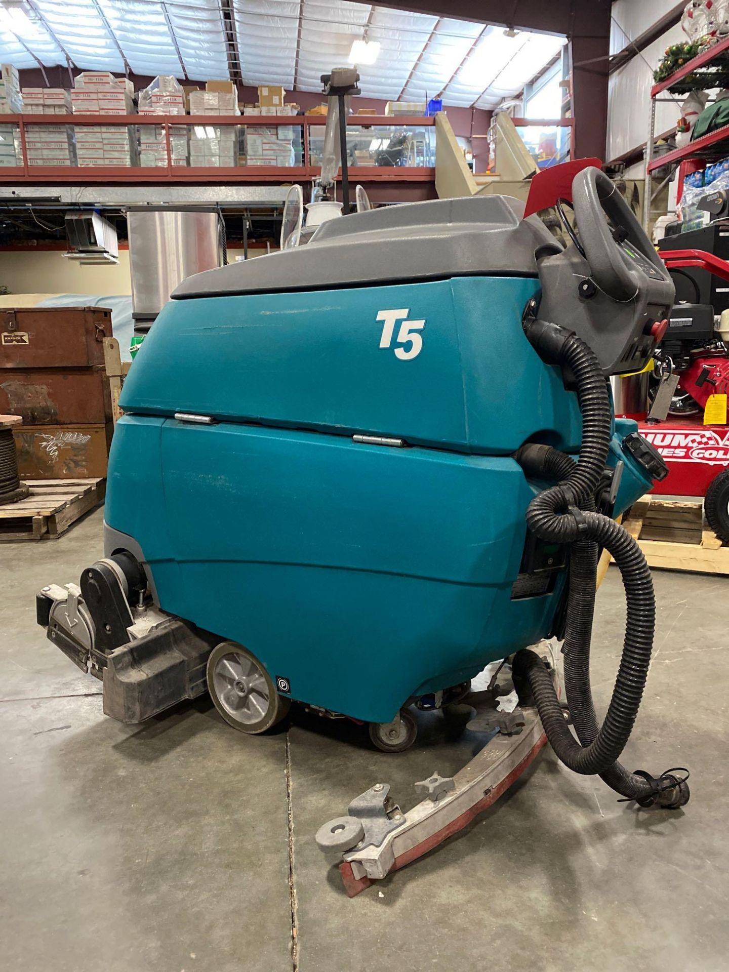 TENNANT T5 FLOOR SCRUBBER, BUILT IN BATTERY CHARGER, RUNS & OPERATES