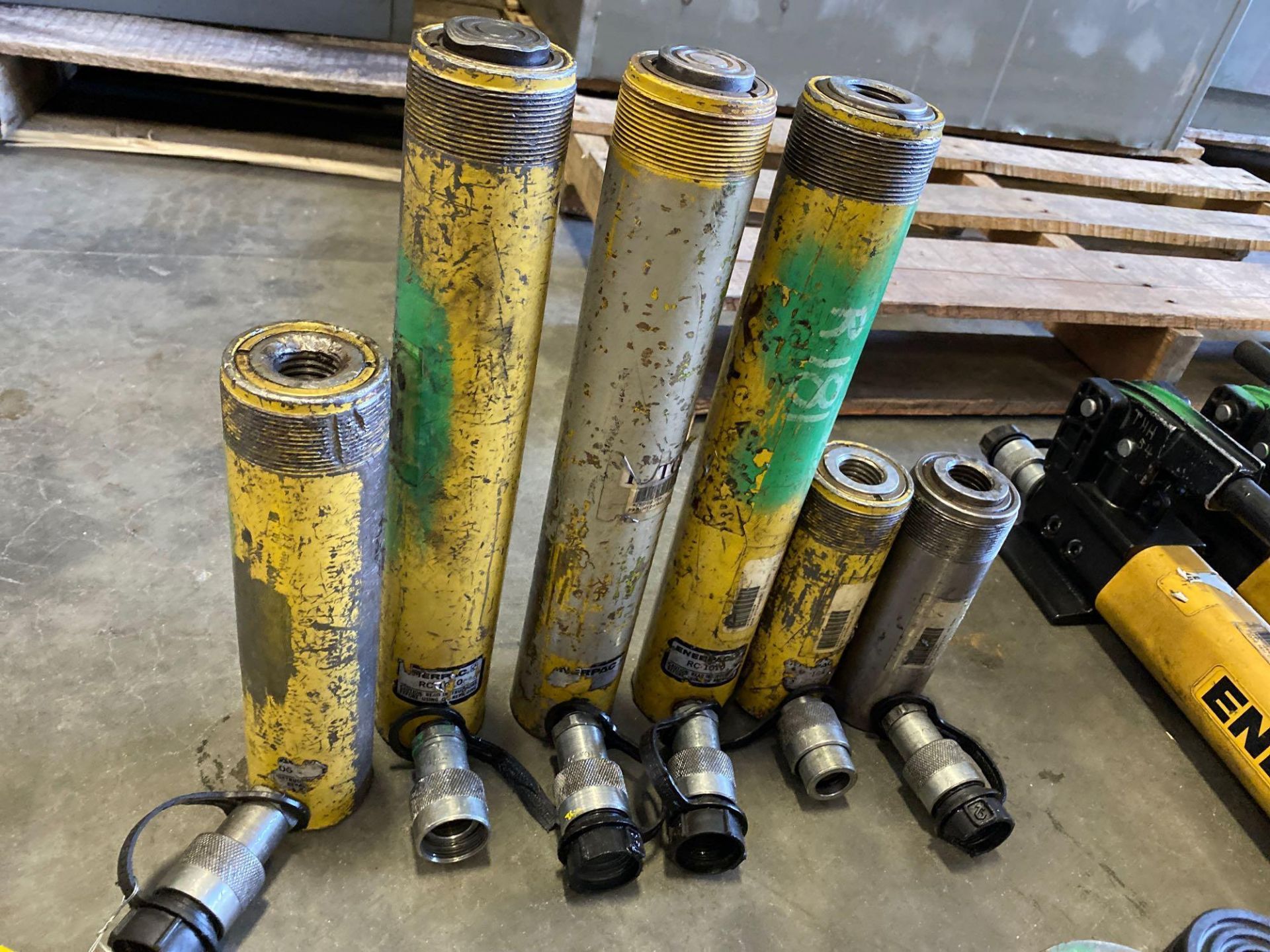ASSORTED HYDRUALIC CYLINDERS - Image 4 of 8