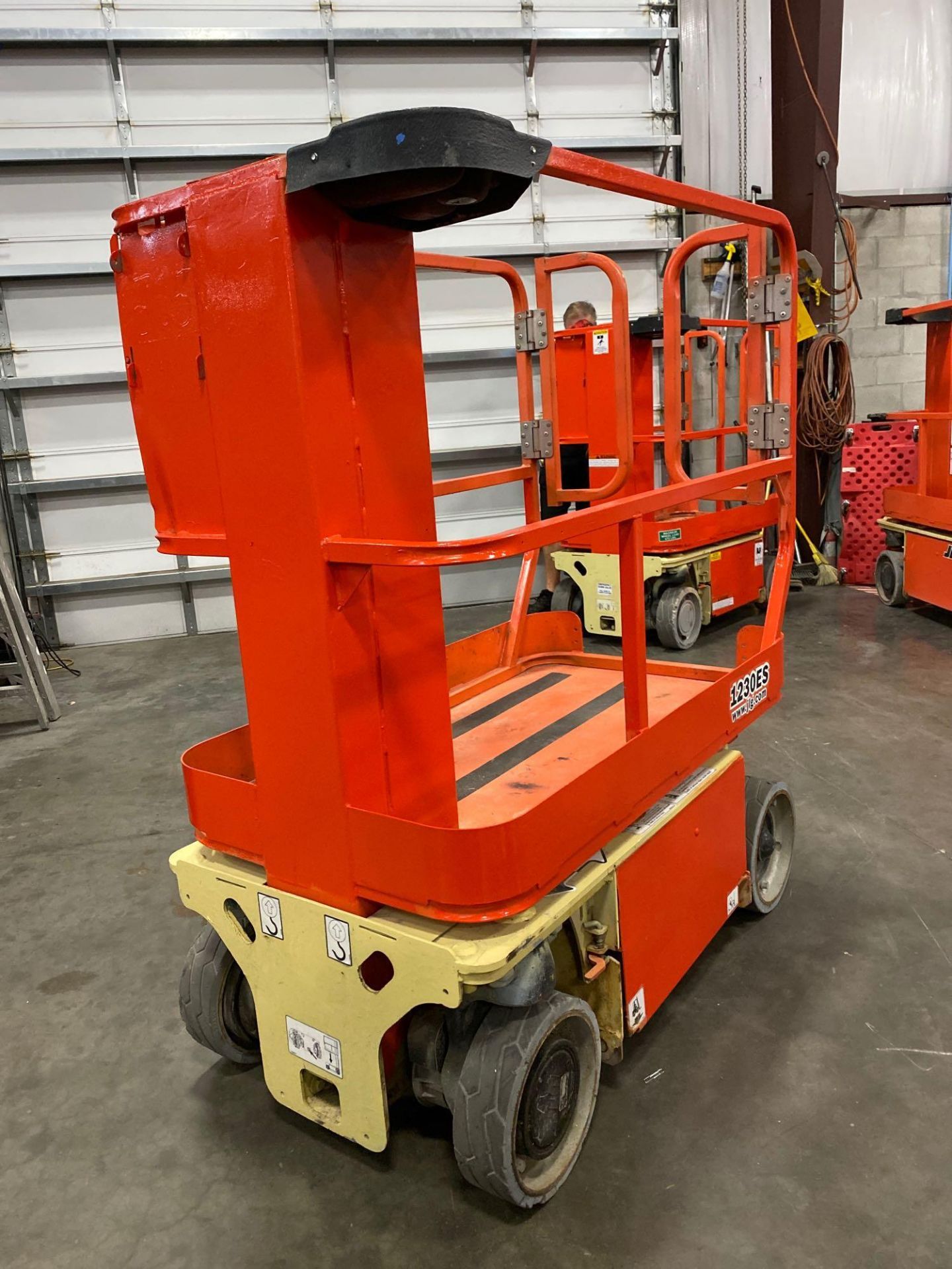 JLG 1230 ES ELECTRIC MAN LIFT, SELF PROPELLED, BUILT IN BATTERY CHARGER, 12' PLATFORM HEIGHT, APPROX - Image 3 of 7