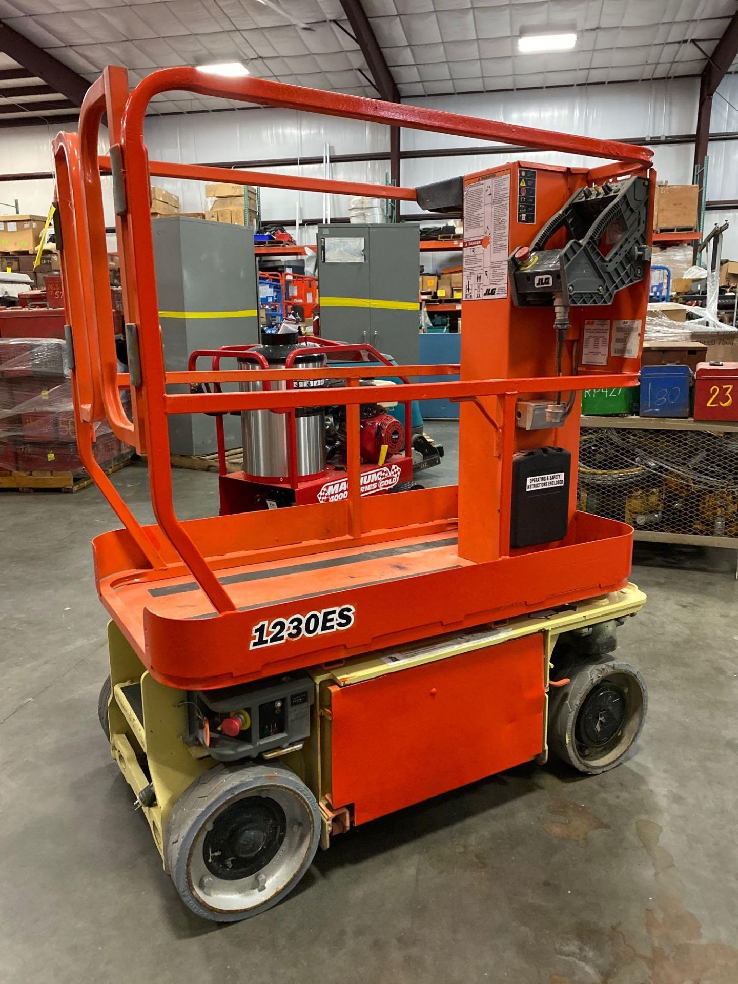 JLG 1230 ES ELECTRIC MAN LIFT, SELF PROPELLED, BUILT IN BATTERY CHARGER, 12' PLATFORM HEIGHT, APPROX - Image 5 of 7