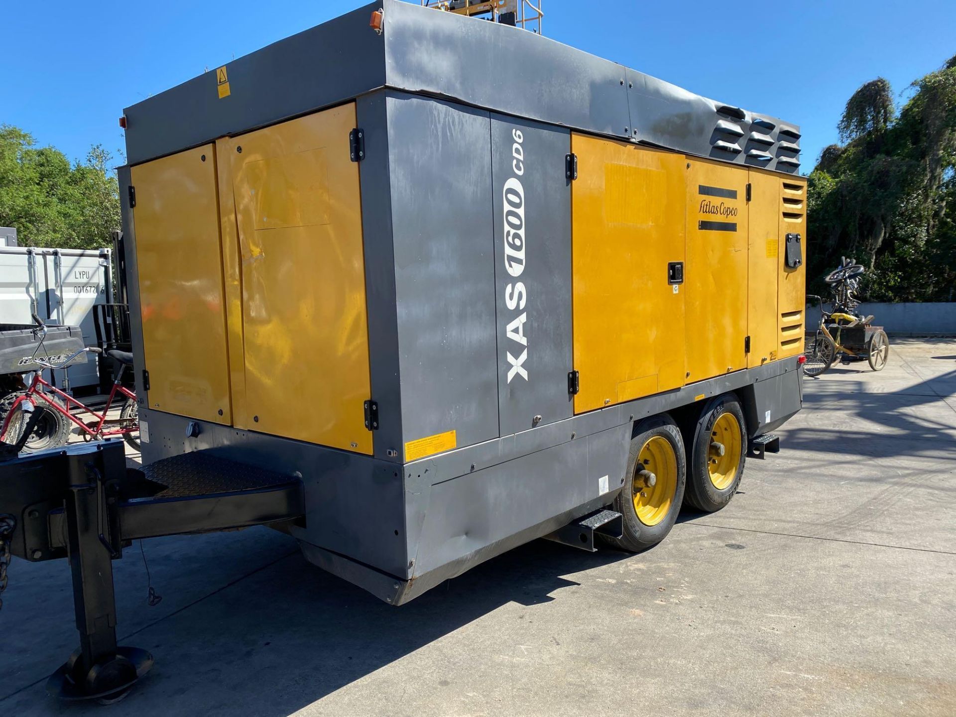 2008/2009 ATLAS COPCO XAS1600CD6 TOW BEHIND AIR COMPRESSOR, CATERPILLAR DIESEL, RUNS AND OPERATES - Image 2 of 14