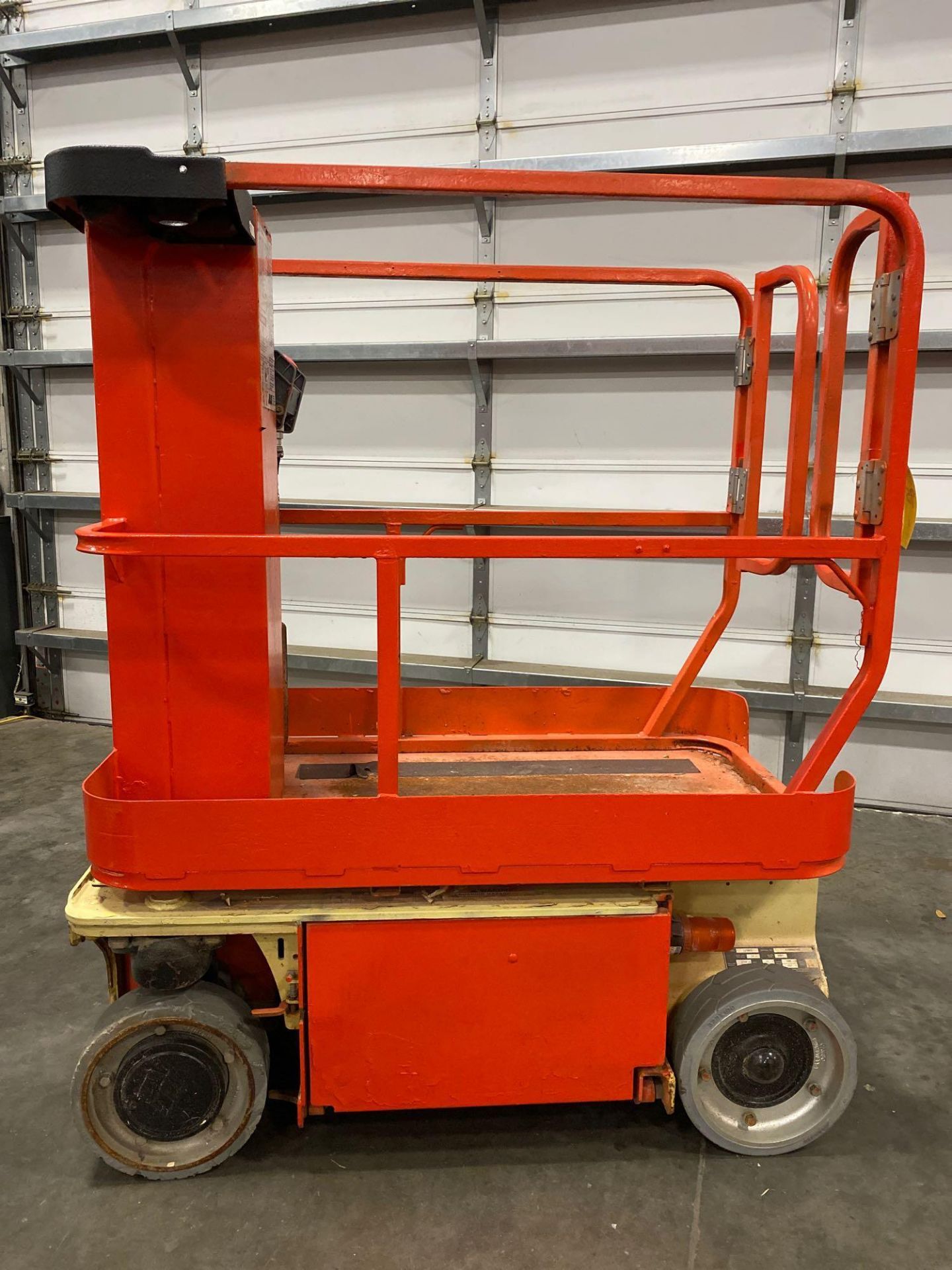 JLG 1230 ES ELECTRIC MAN LIFT, SELF PROPELLED, BUILT IN BATTERY CHARGER, 12' PLATFORM HEIGHT, APPROX - Image 2 of 3
