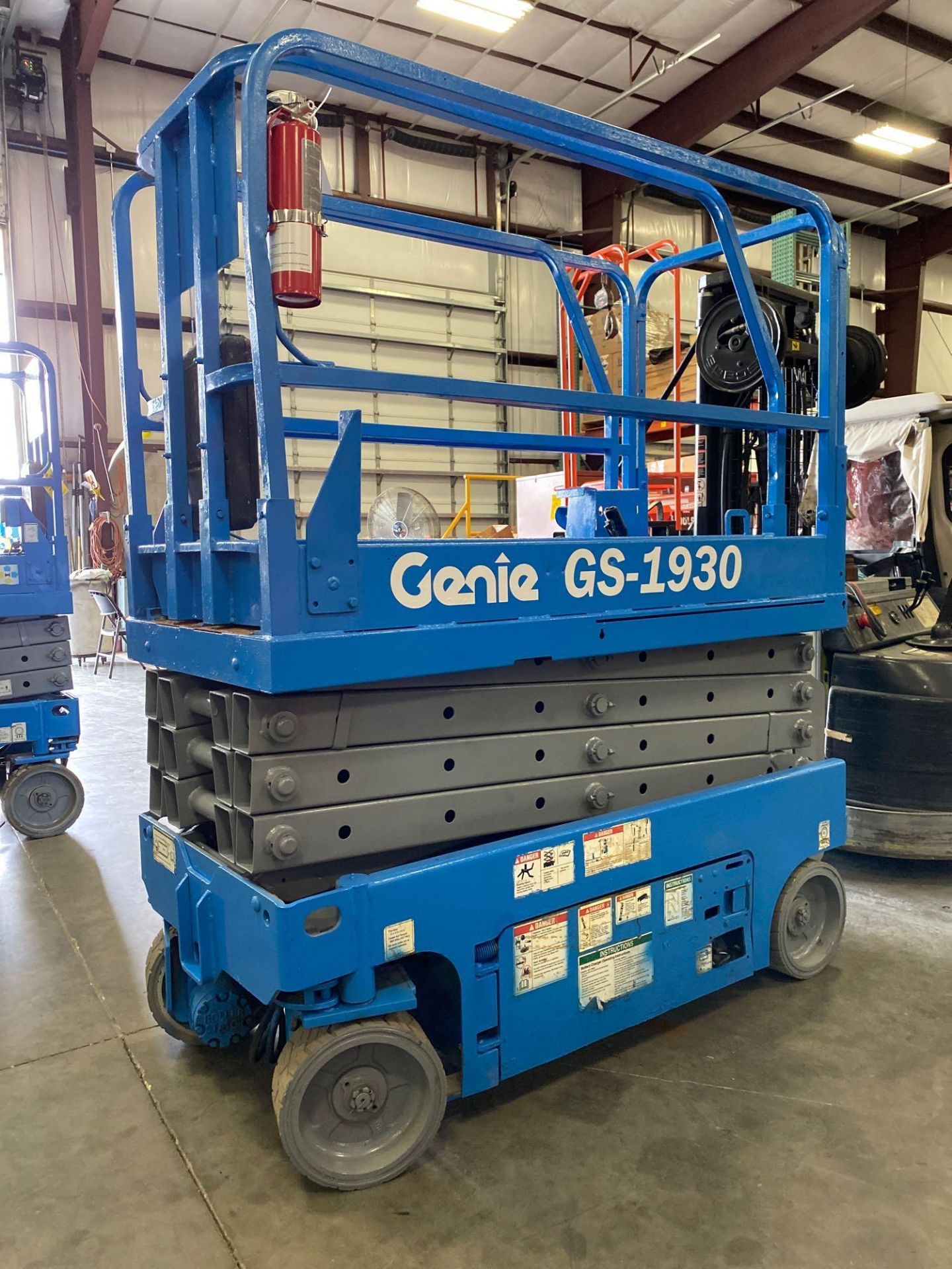 GENIE GS-1930 ELECTRIC SCISSOR LIFT, SELF PROPELLED, SLIDE OUT WORK PLATFORM, 19' PLATFORM HEIGHT, B - Image 4 of 7