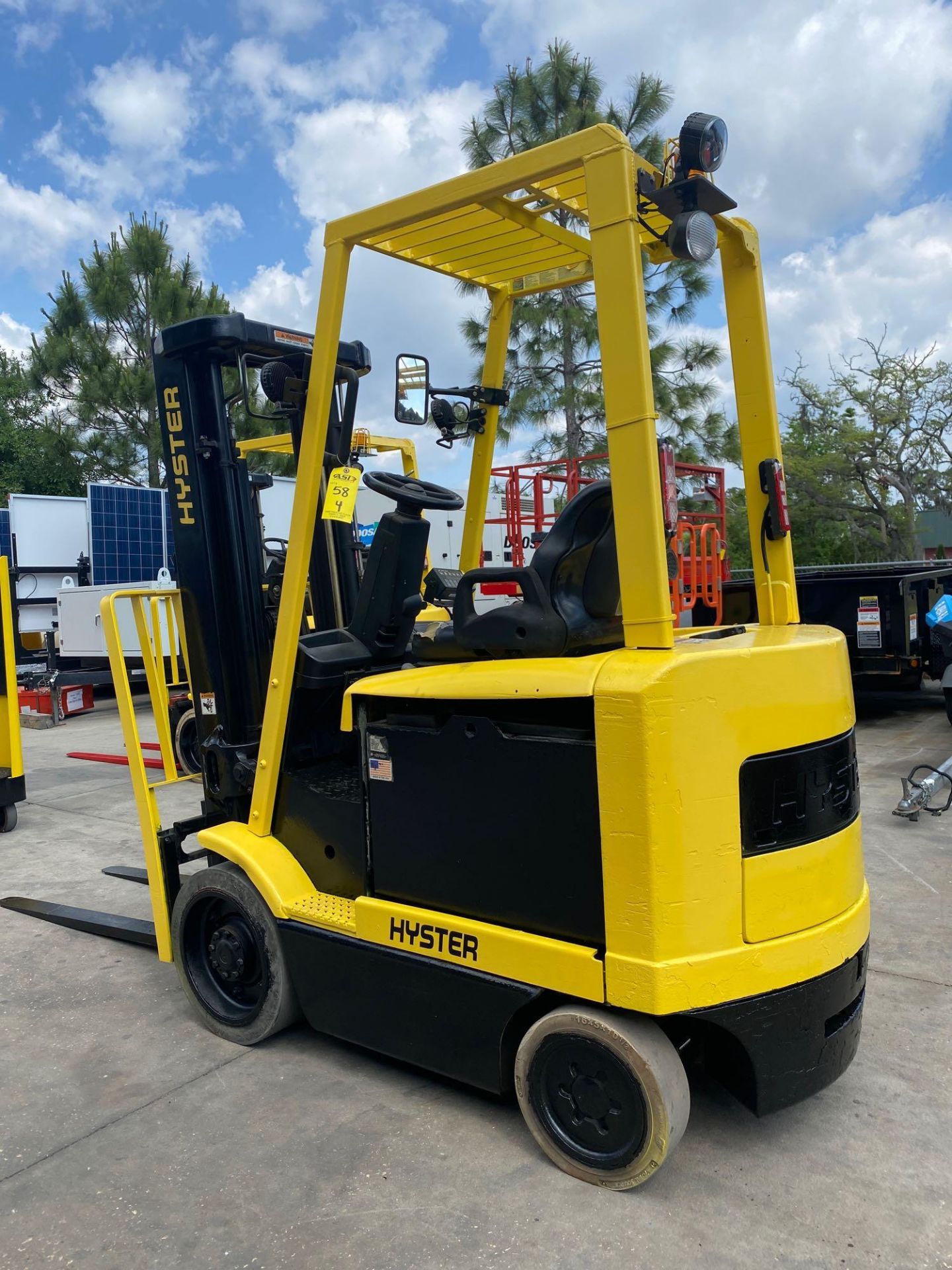 HYSTER ELECTRIC FORKLIFT MODEL E50Z-27, APPROX 5,000 LB CAPACITY, 129.9" HEIGHT CAP, TILT, SIDE SHIF - Image 3 of 8