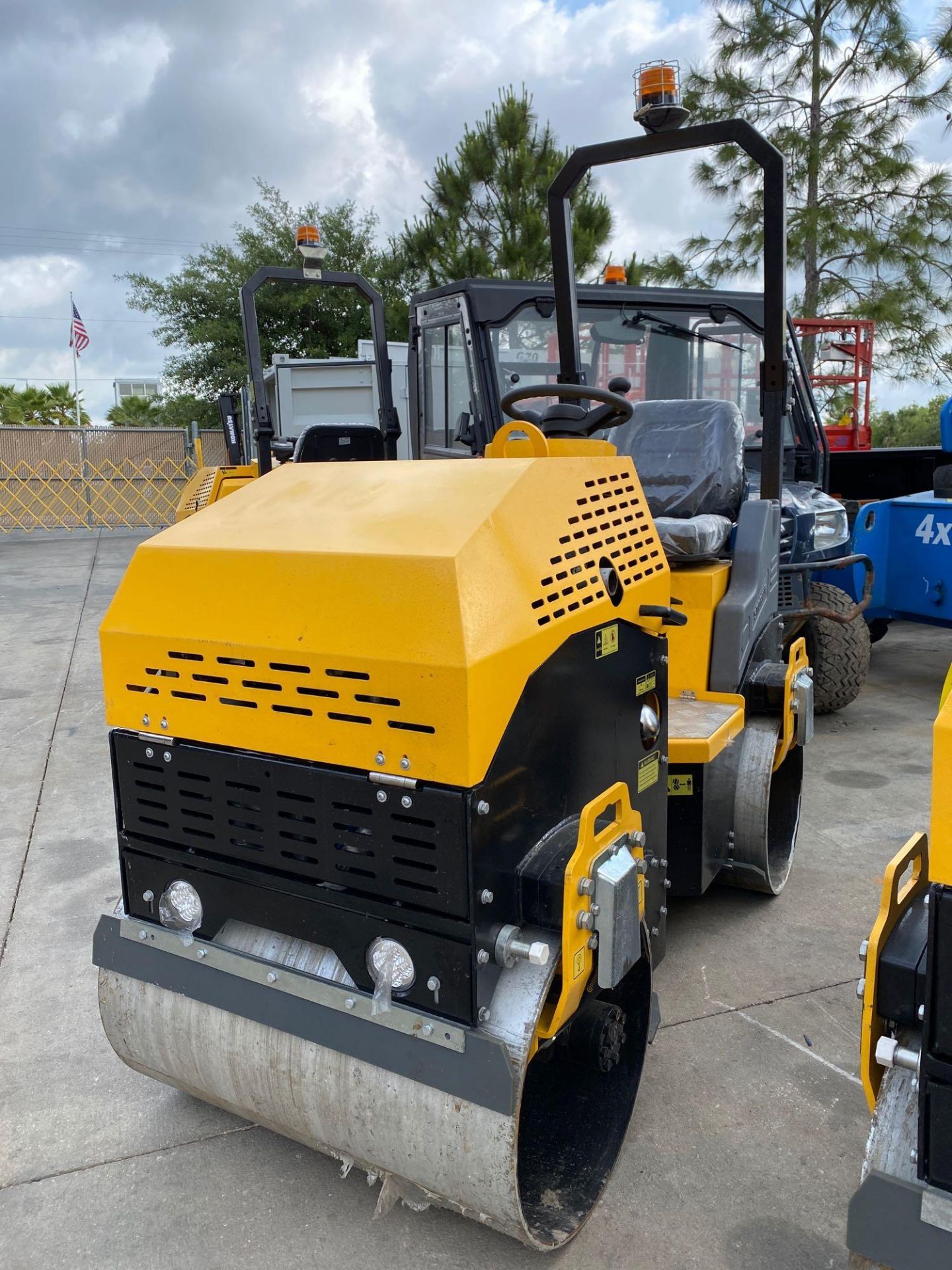 2019 STORIKE VIBRATORY ROLLER MODEL ST1200, DOUBLE DRUM, ELECTRIC START, WATER SYSTEM, 13.5 HP, RUNS - Image 2 of 7