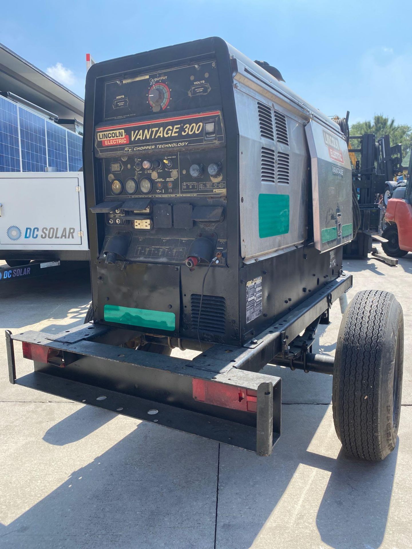 LINCOLN ELECTRIC VANTAGE 300 WELDER, TRAILER MOUNTED, RUNS AND OPERATES - Image 5 of 14