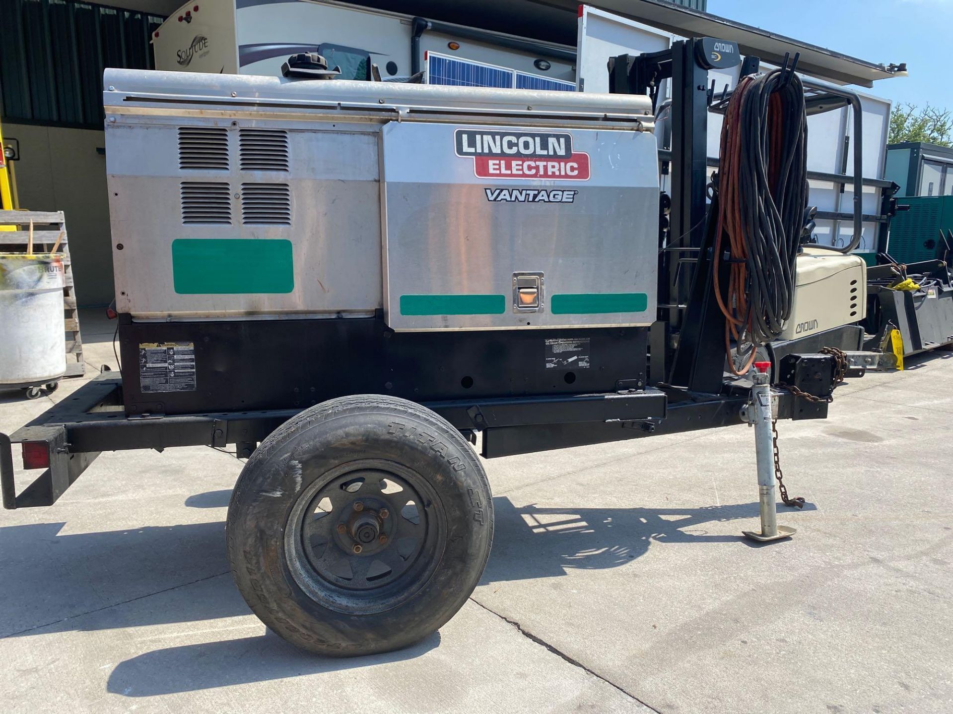 LINCOLN ELECTRIC VANTAGE 300 WELDER, TRAILER MOUNTED, RUNS AND OPERATES - Image 4 of 14