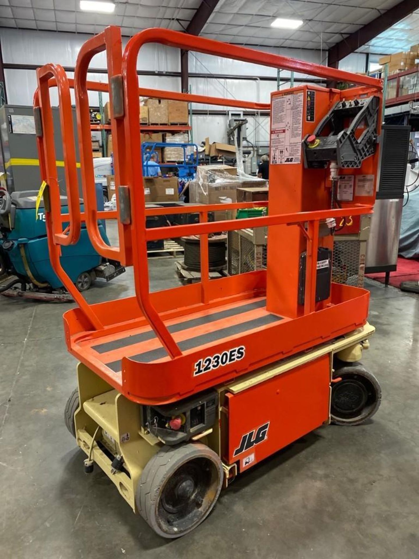 JLG 1230 ES ELECTRIC MAN LIFT, SELF PROPELLED, BUILT IN BATTERY CHARGER, 12' PLATFORM HEIGHT, APPROX - Image 3 of 7