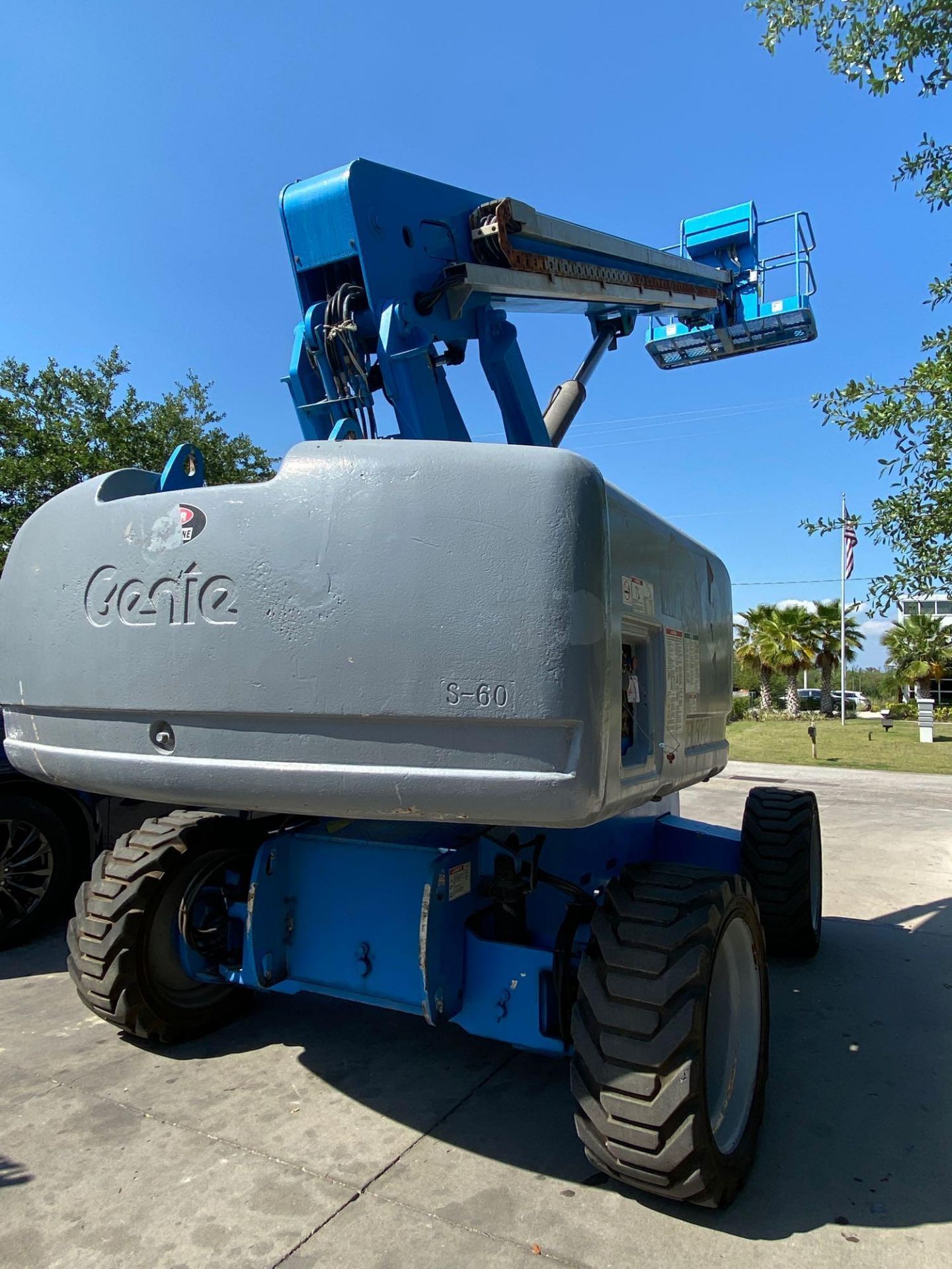 GENIE S-60 DIESEL BOOM LIFT, 4,4, 60' PLATFORM HEIGHT, 6,076 HOURS SHOWING, RUNS & OPERATES - Image 19 of 24