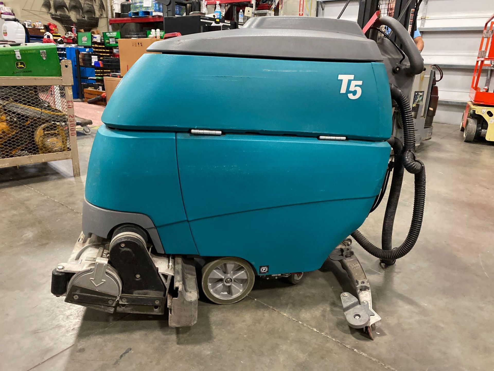 TENNANT T5 FLOOR SCRUBBER, BUILT IN BATTERY CHARGER, RUNS & OPERATES - Image 3 of 22