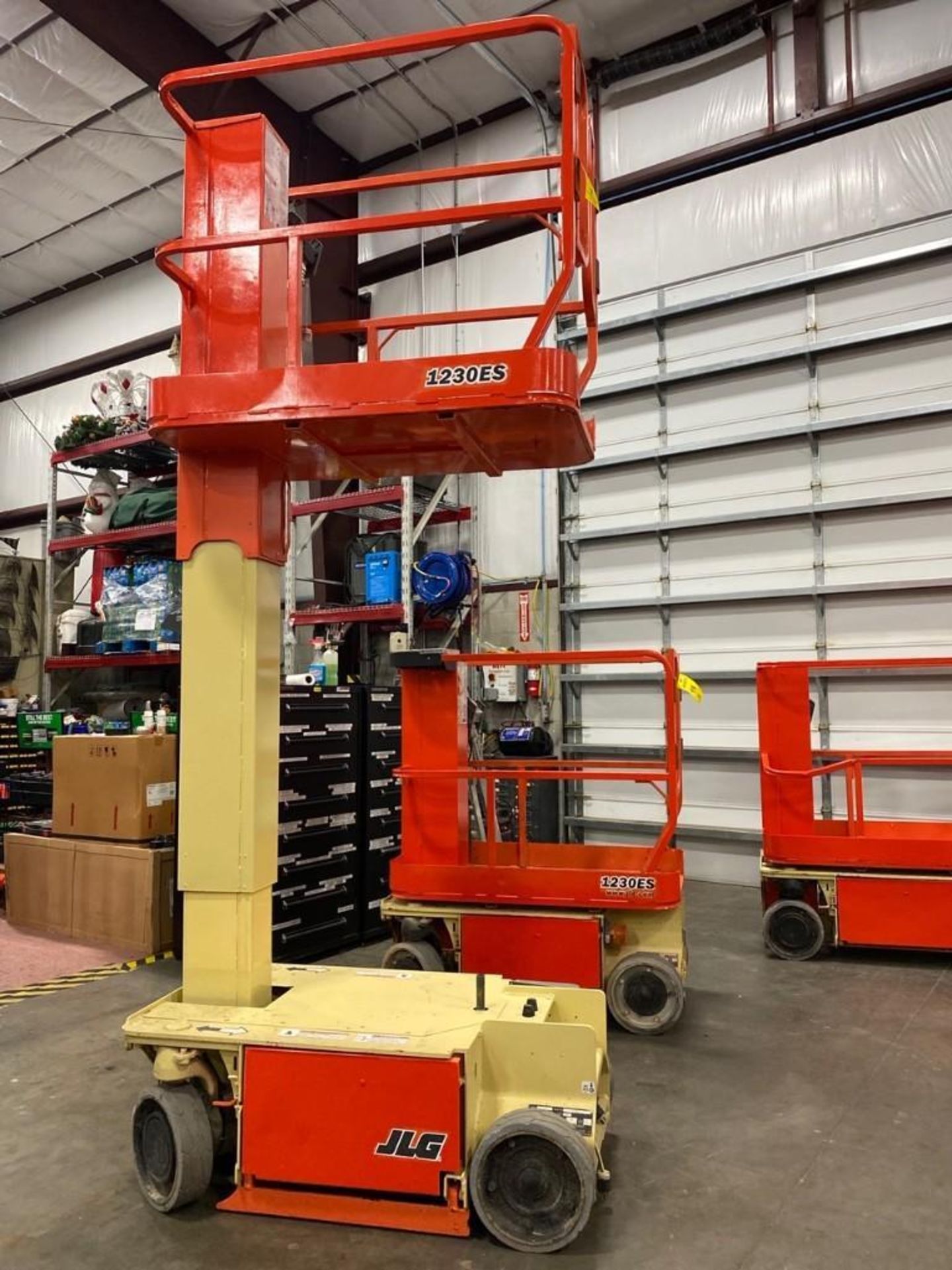 JLG 1230 ES ELECTRIC MAN LIFT, SELF PROPELLED, BUILT IN BATTERY CHARGER, 12' PLATFORM HEIGHT, APPROX - Image 6 of 7