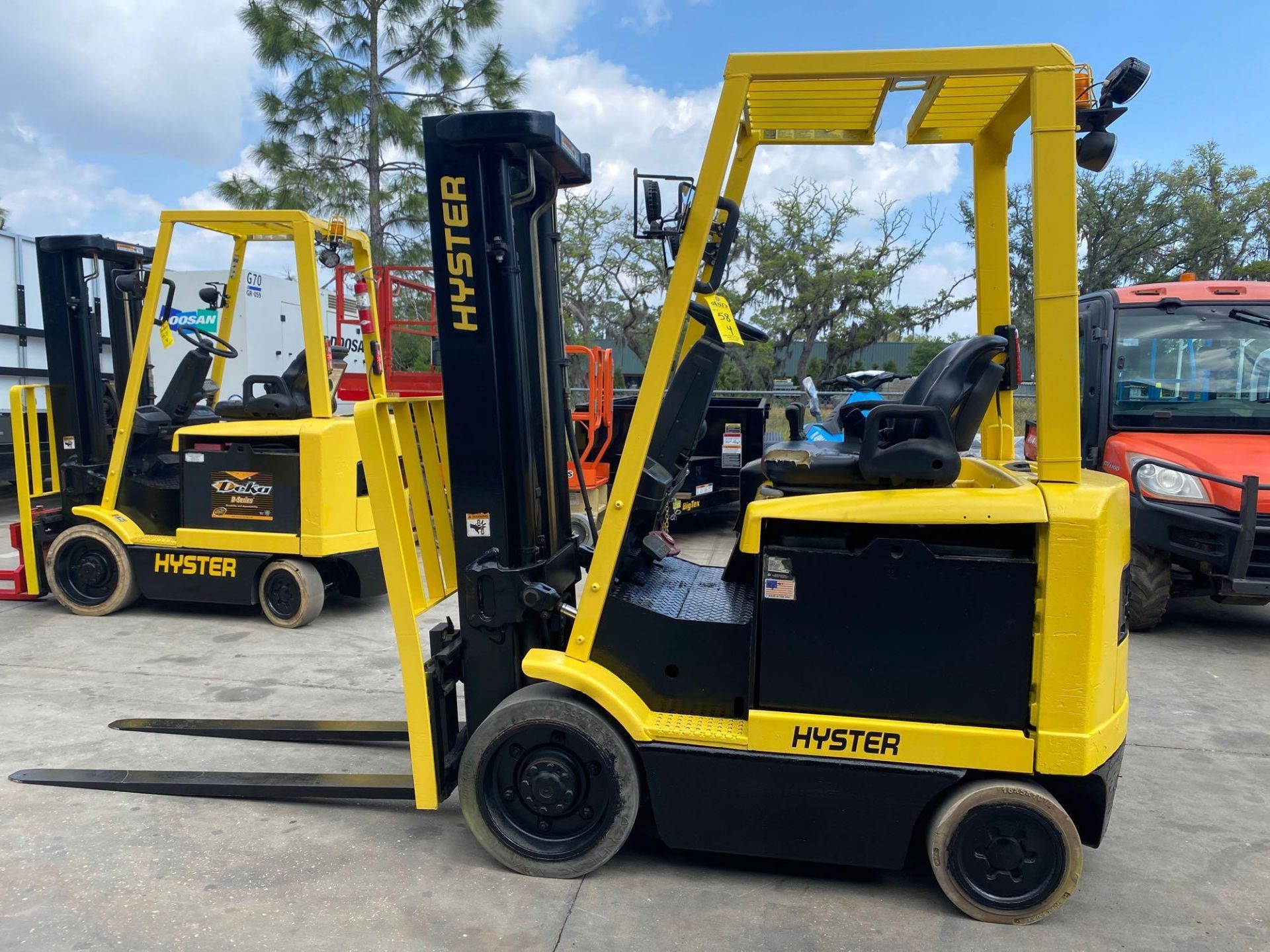 HYSTER ELECTRIC FORKLIFT MODEL E50Z-27, APPROX 5,000 LB CAPACITY, 129.9" HEIGHT CAP, TILT, SIDE SHIF - Image 2 of 8