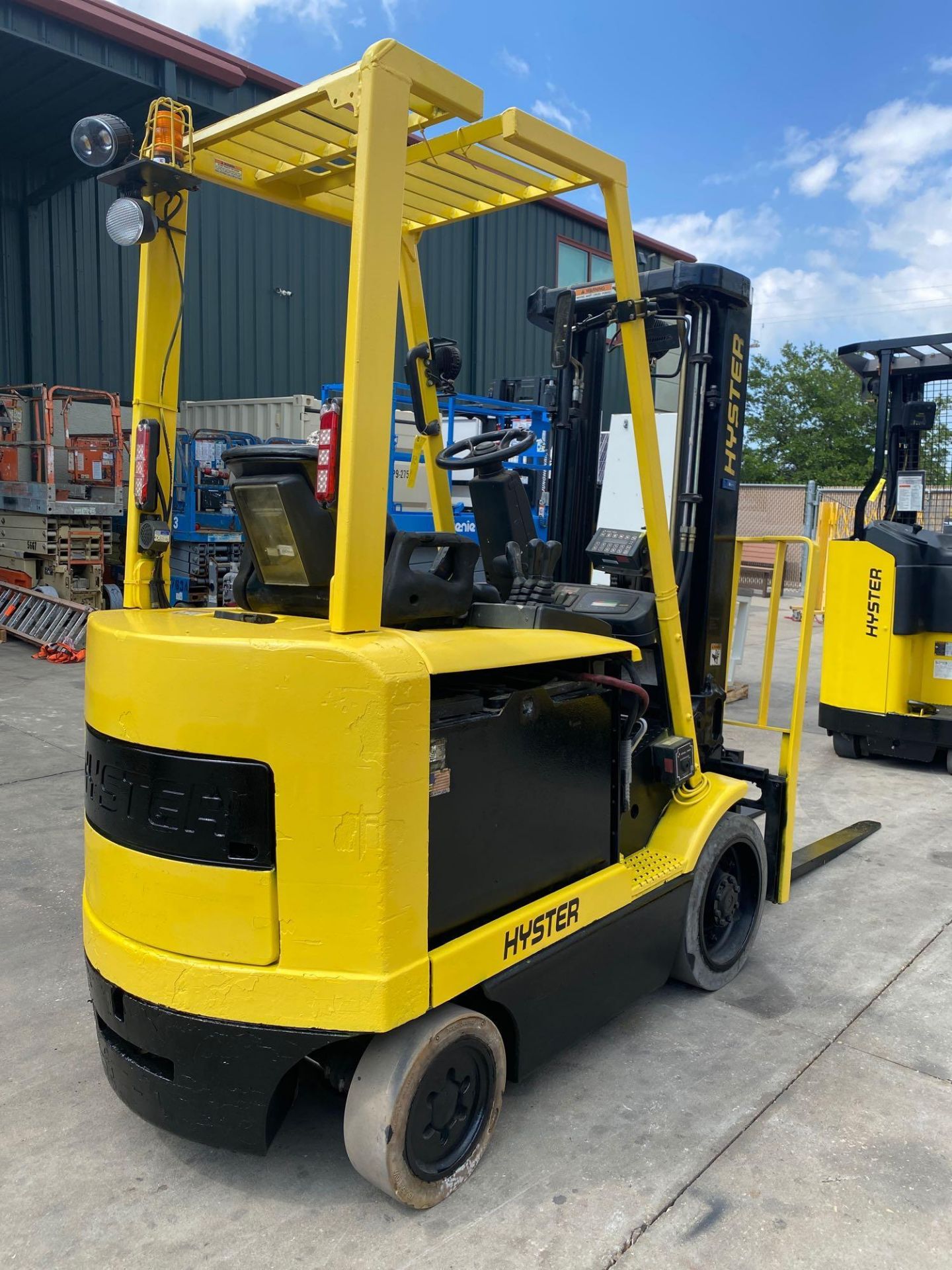 HYSTER ELECTRIC FORKLIFT MODEL E50Z-27, APPROX 5,000 LB CAPACITY, 129.9" HEIGHT CAP, TILT, SIDE SHIF - Image 4 of 8