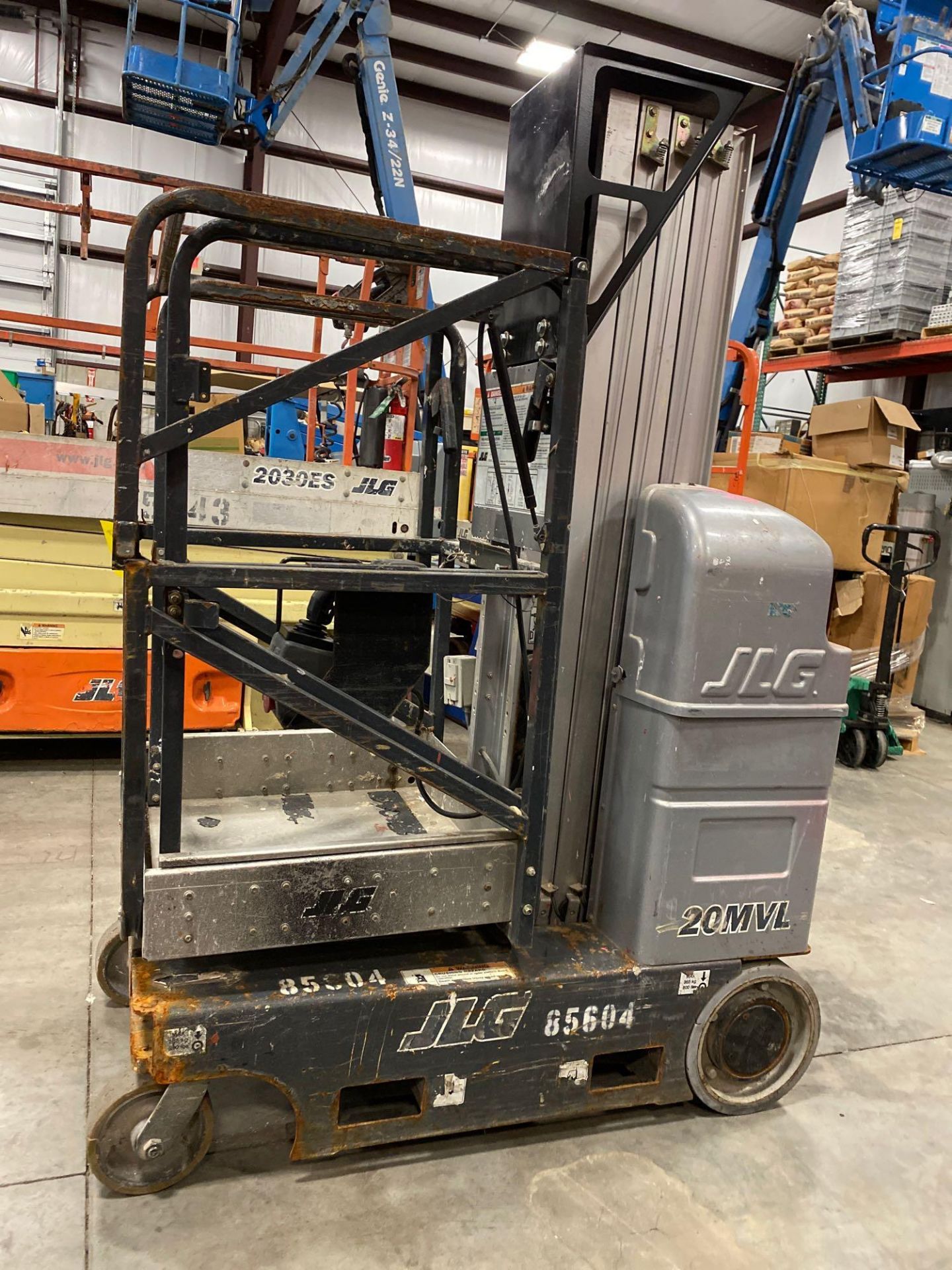 JLG 20MVL ELECTRIC MAN LIFT, SELF PROPELLED, 19' 5" HEIGHT CAPACITY, 24V, RUNS AND OPERATES - Image 4 of 5