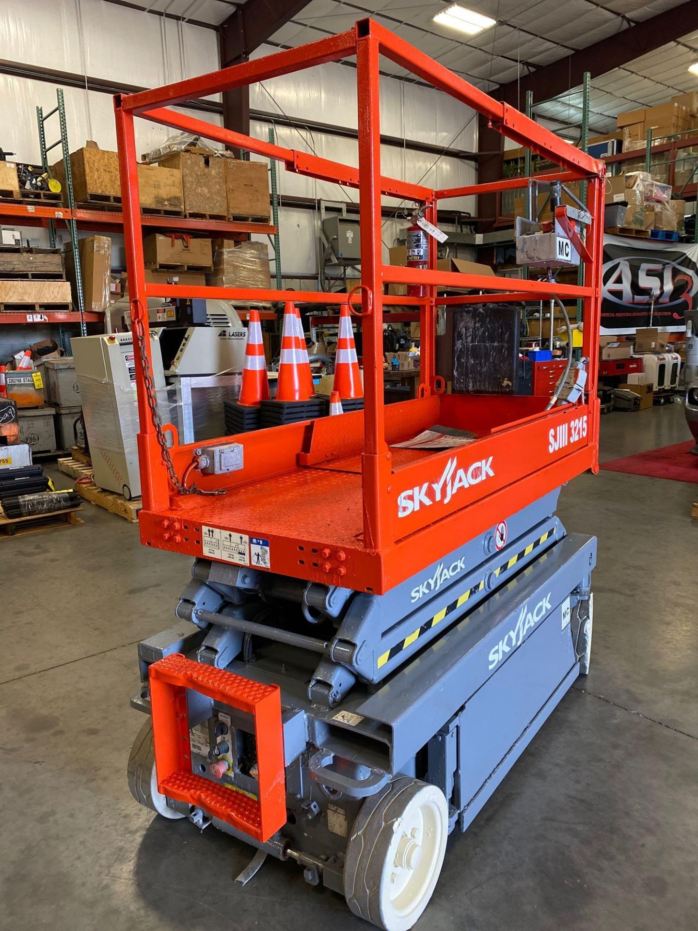 2015 SKYJACK SJIII3215 SCISSOR LIFT, BUILT IN BATTERY CHARGER, RUNS AND OPERATES - Image 2 of 7