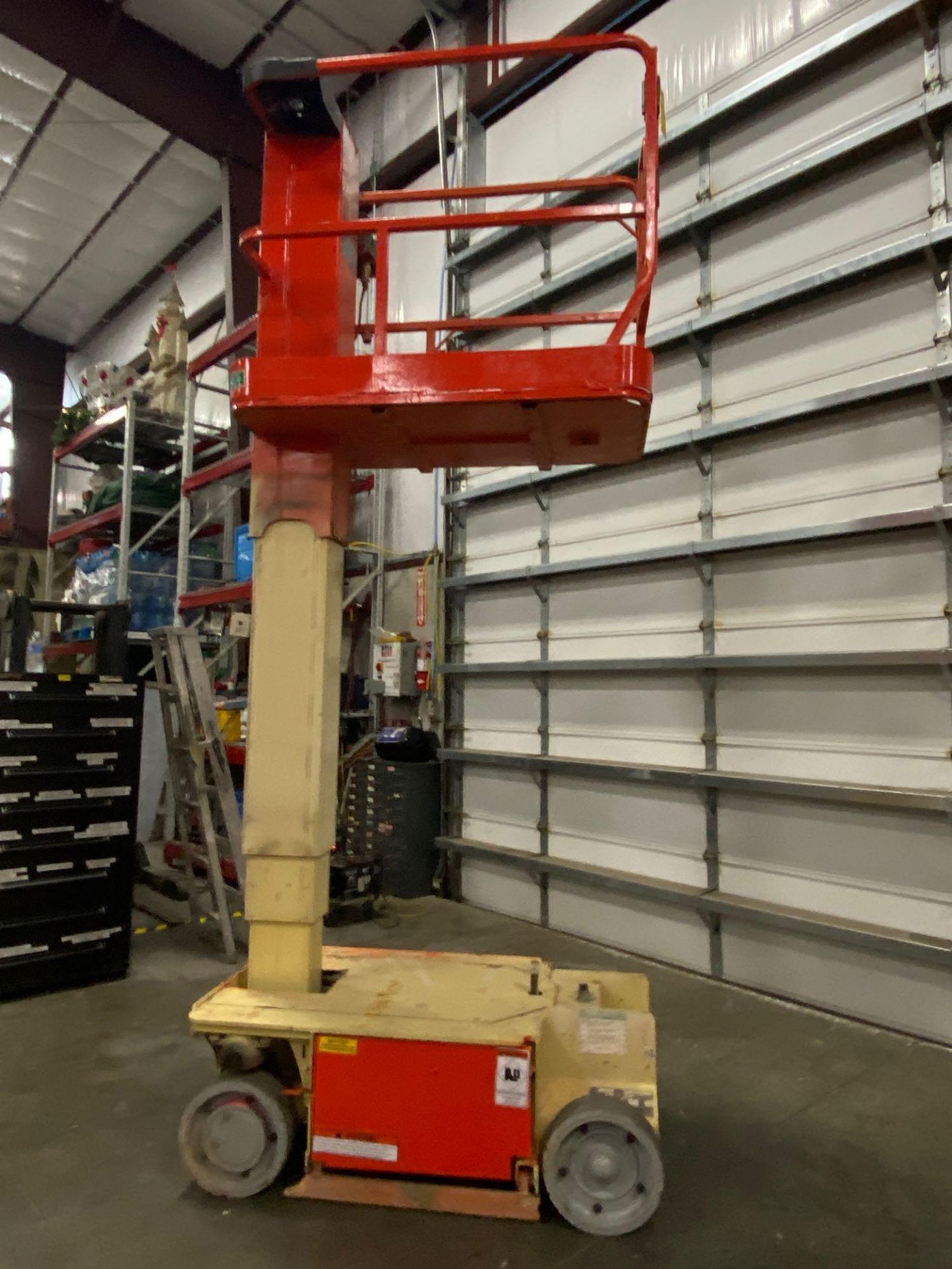 JLG 1230 ES ELECTRIC MAN LIFT, SELF PROPELLED, BUILT IN BATTERY CHARGER, 12' PLATFORM HEIGHT, APPROX - Image 6 of 6