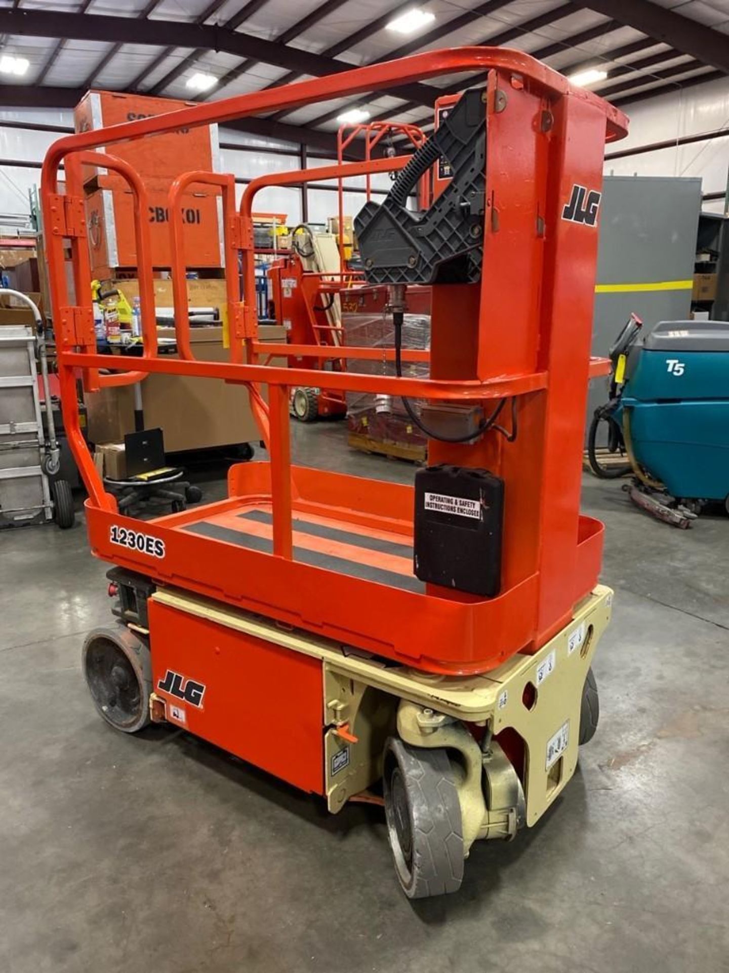 JLG 1230 ES ELECTRIC MAN LIFT, SELF PROPELLED, BUILT IN BATTERY CHARGER, 12' PLATFORM HEIGHT, APPROX - Image 4 of 7