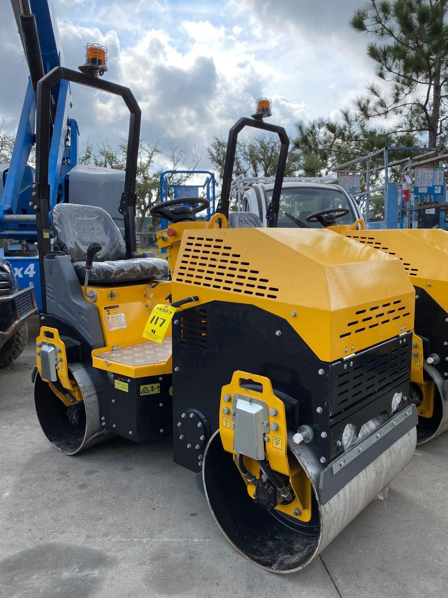 2019 STORIKE VIBRATORY ROLLER MODEL ST1200, DOUBLE DRUM, ELECTRIC START, WATER SYSTEM, 13.5 HP, RUNS