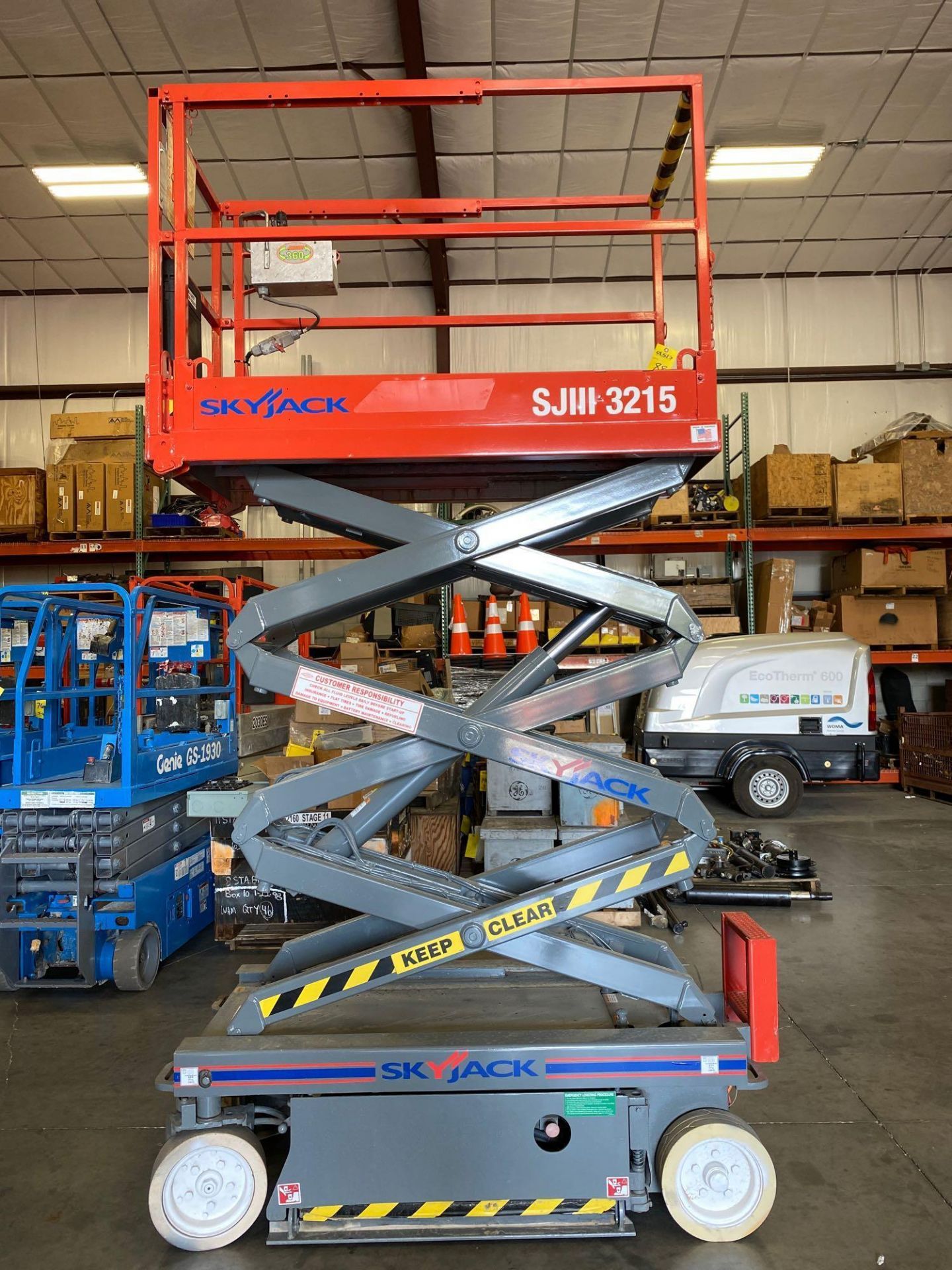 SKYJACK SJIII 3215 ELECTRIC SCISSOR LIFT, SELF PROPELLED, BUILT IN BATTERY CHARGER, 15' PLATFORM HEI - Image 6 of 7