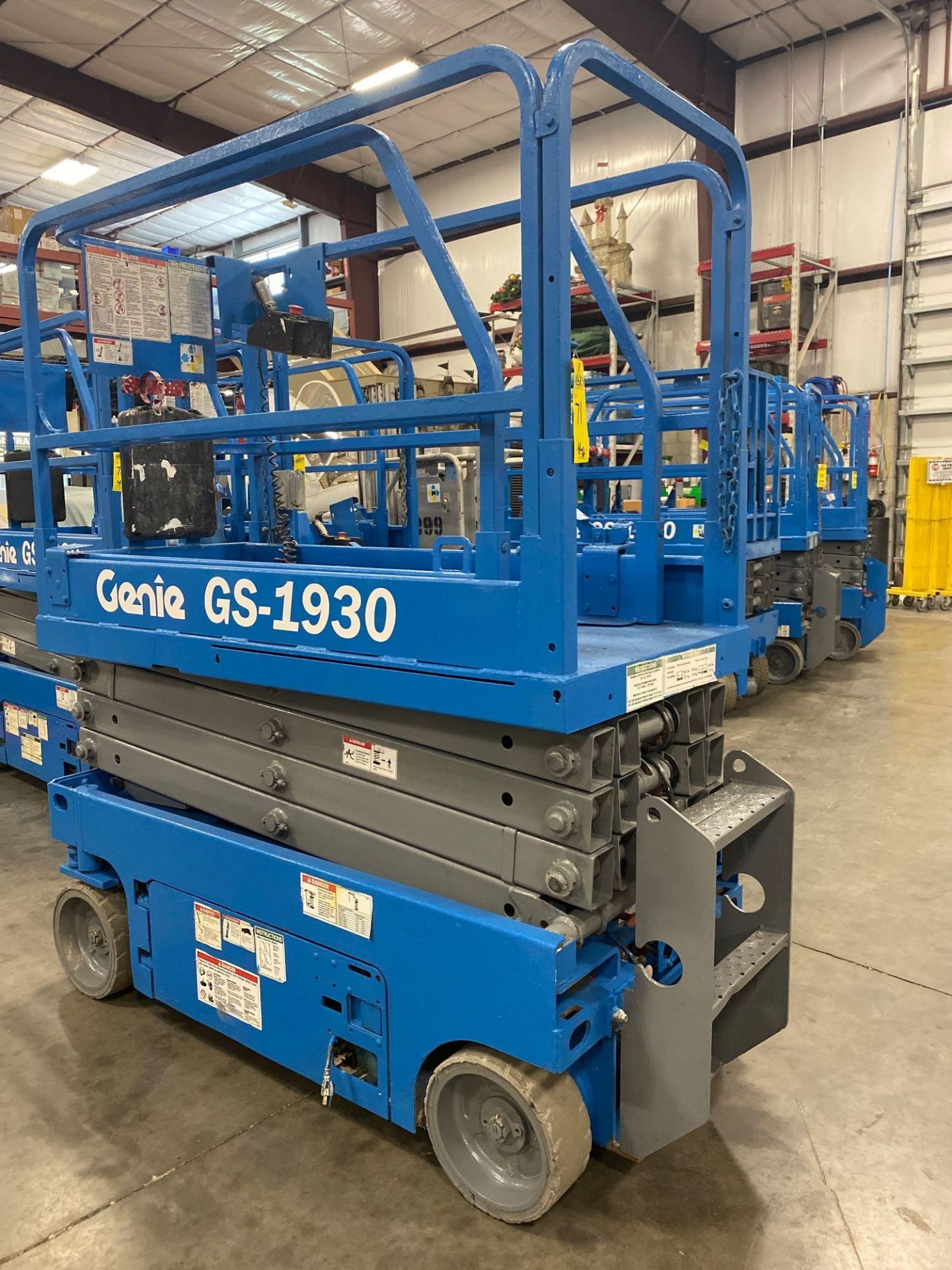 2011 GENIE GS-1930 ELECTRIC SCISSOR LIFT, SELF PROPELLED, SLIDE OUT WORK PLATFORM, 19' PLATFORM HEIG - Image 5 of 8