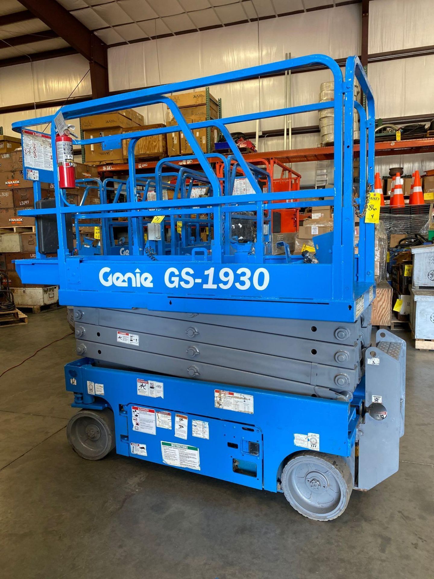 2014 GENIE GS-1930 ELECTRIC SCISSOR LIFT, 19' PLATFORM HEIGHT, BUILT IN BATTERY CHARGER - Image 5 of 10