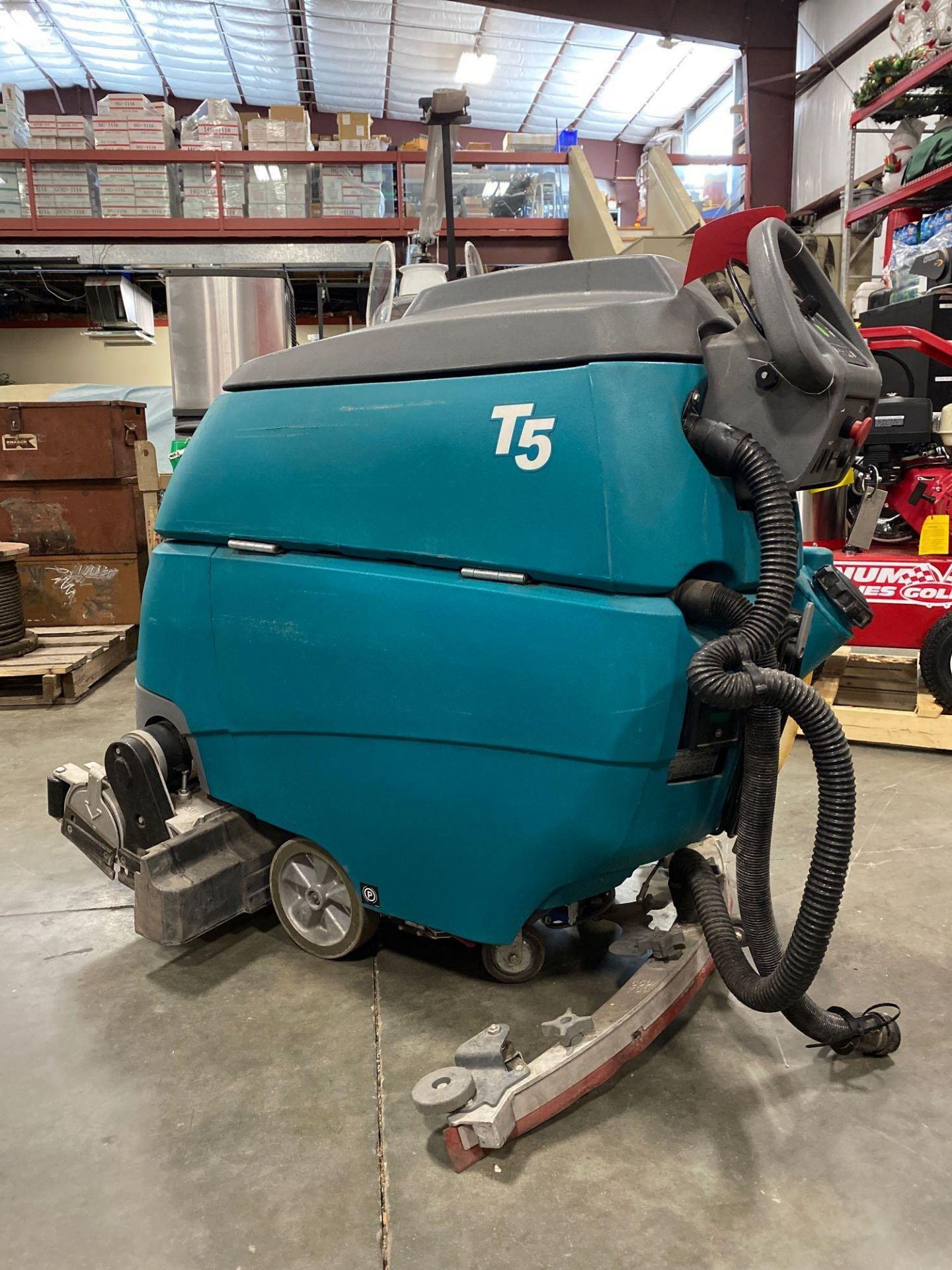 TENNANT T5 FLOOR SCRUBBER, BUILT IN BATTERY CHARGER, RUNS & OPERATES - Image 2 of 22