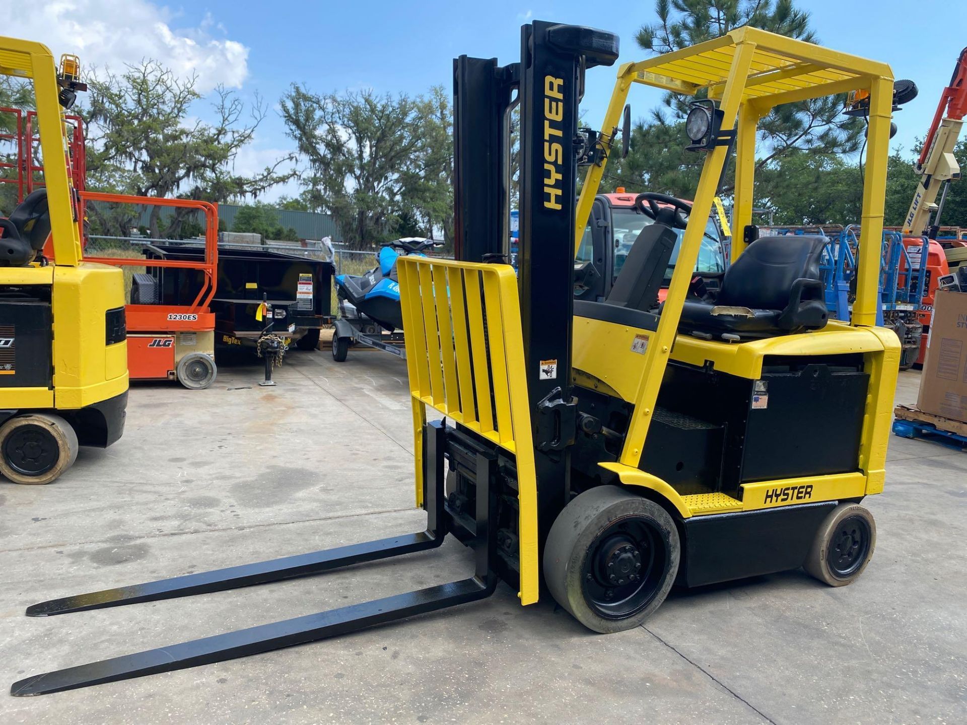 HYSTER ELECTRIC FORKLIFT MODEL E50Z-27, APPROX 5,000 LB CAPACITY, 129.9" HEIGHT CAP, TILT, SIDE SHIF