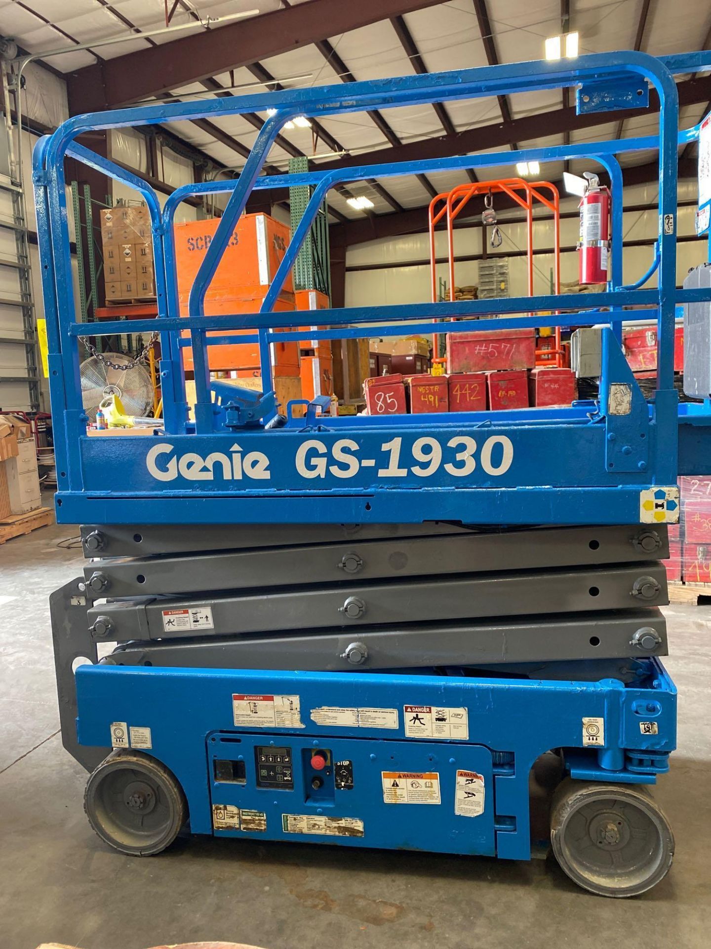 2014 GENIE GS-1930 ELECTRIC SCISSOR LIFT, 19' PLATFORM HEIGHT, BUILT IN BATTERY CHARGER - Image 3 of 10