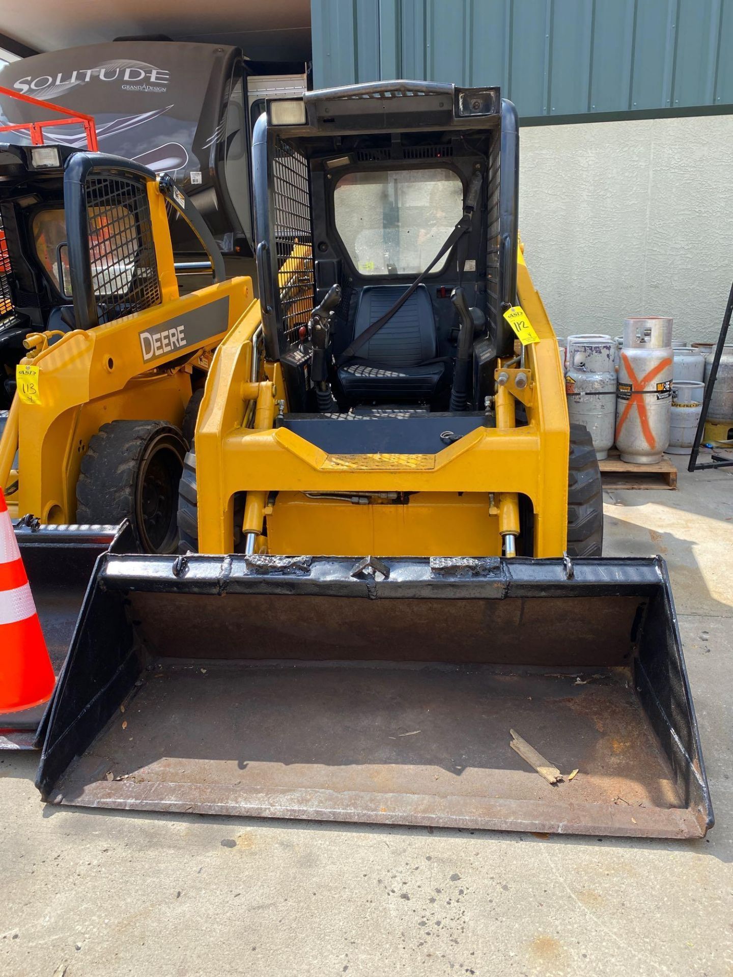 JOHN DEERE DIESEL SKID STEER WITH BUCKET ATTACHMENT, RUNS & OPERATES - Image 2 of 8