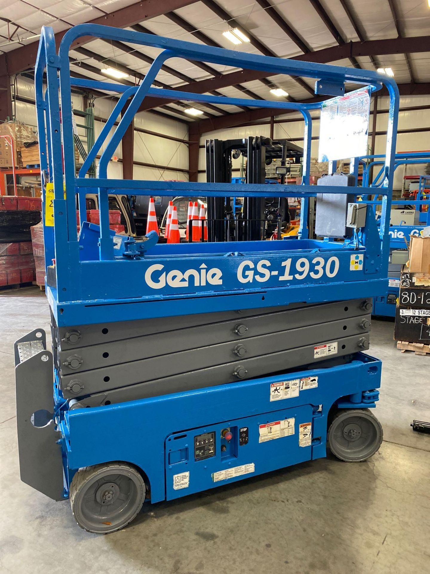 2013 GENIE GS-1930 ELECTRIC SCISSOR LIFT, 110 HOURS SHOWING, BUILT IN BATTERY CHARGER - Image 4 of 6
